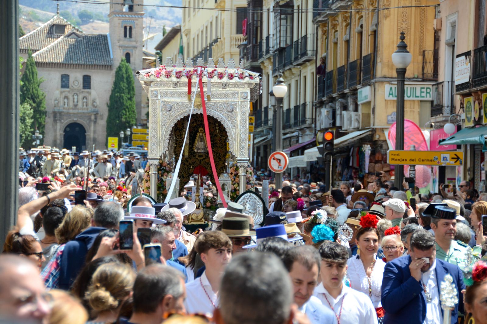 La salida de la Hermandad del Rocío de Granada, en imágenes