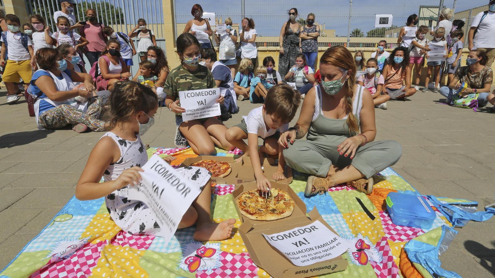 Una familia en la protesta de este viernes.