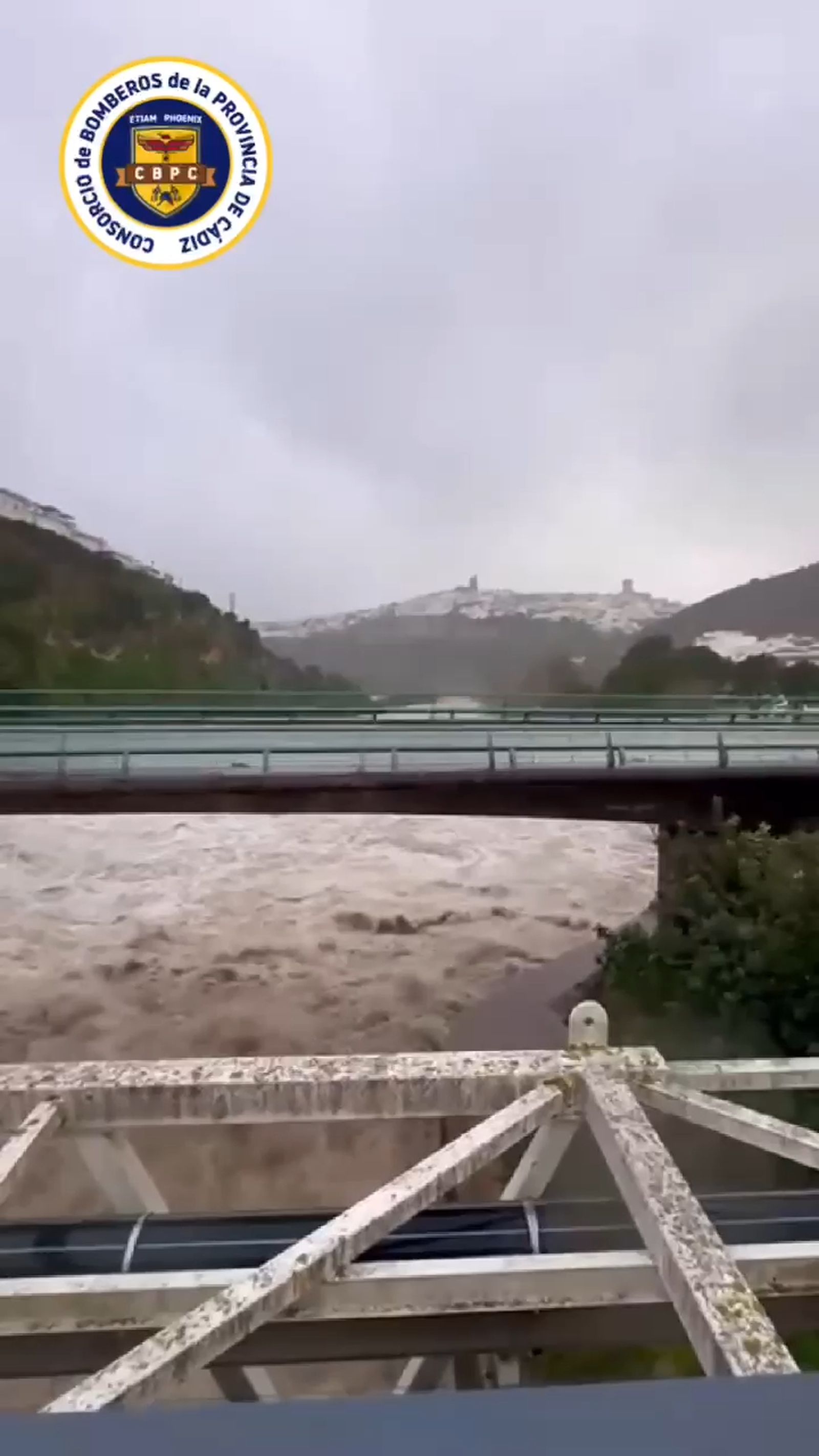 Efectivos de bomberos trabajando en la presa de Arcos ante la crecida del río