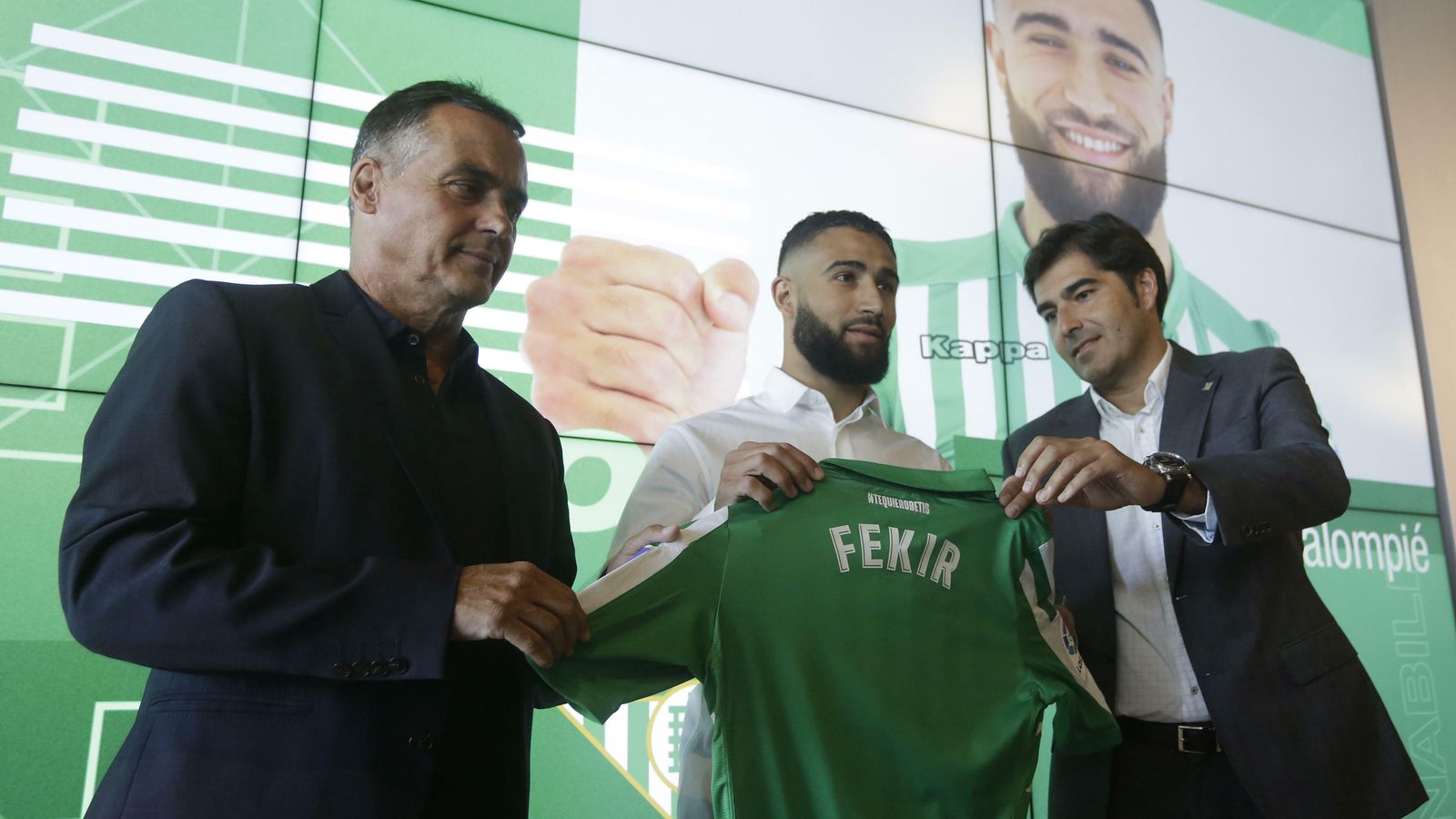 Fekir, entre Alexis Trujillo y Ángel Haro.