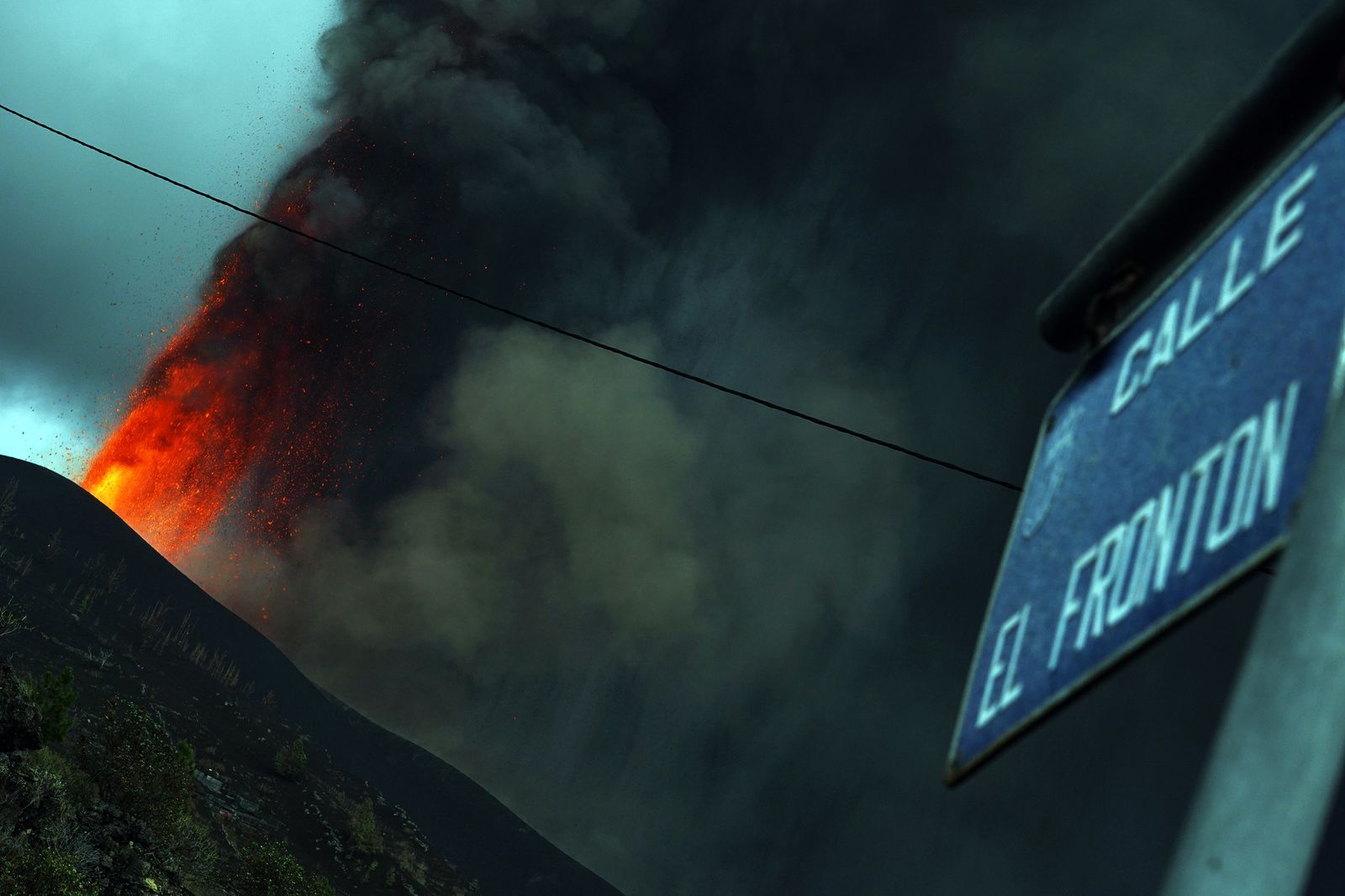 La Palma mira resignada un día más los estragos del volcán