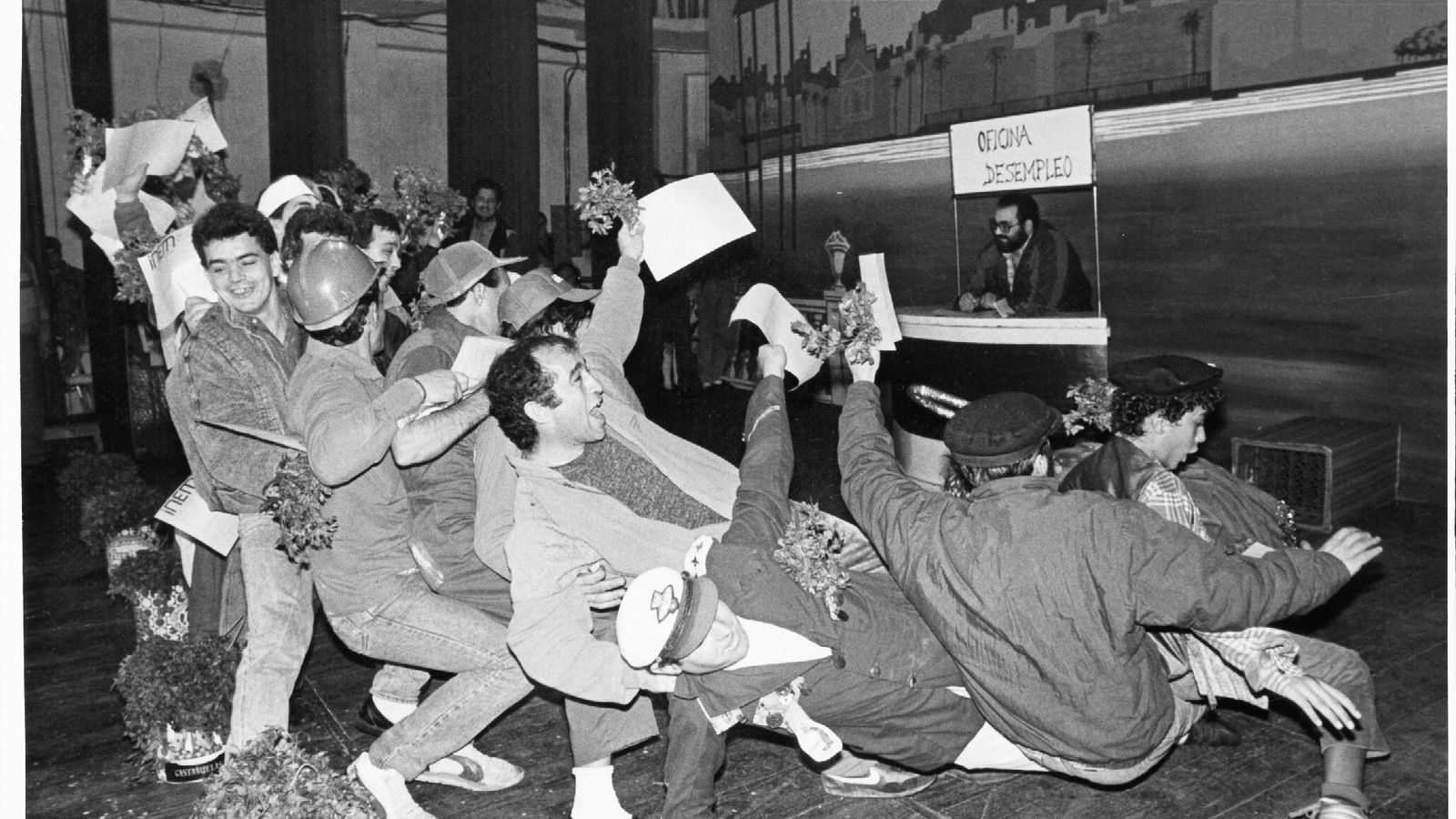 Figurantes en la presentación de la chirigota 'Los del perejil lacio'.