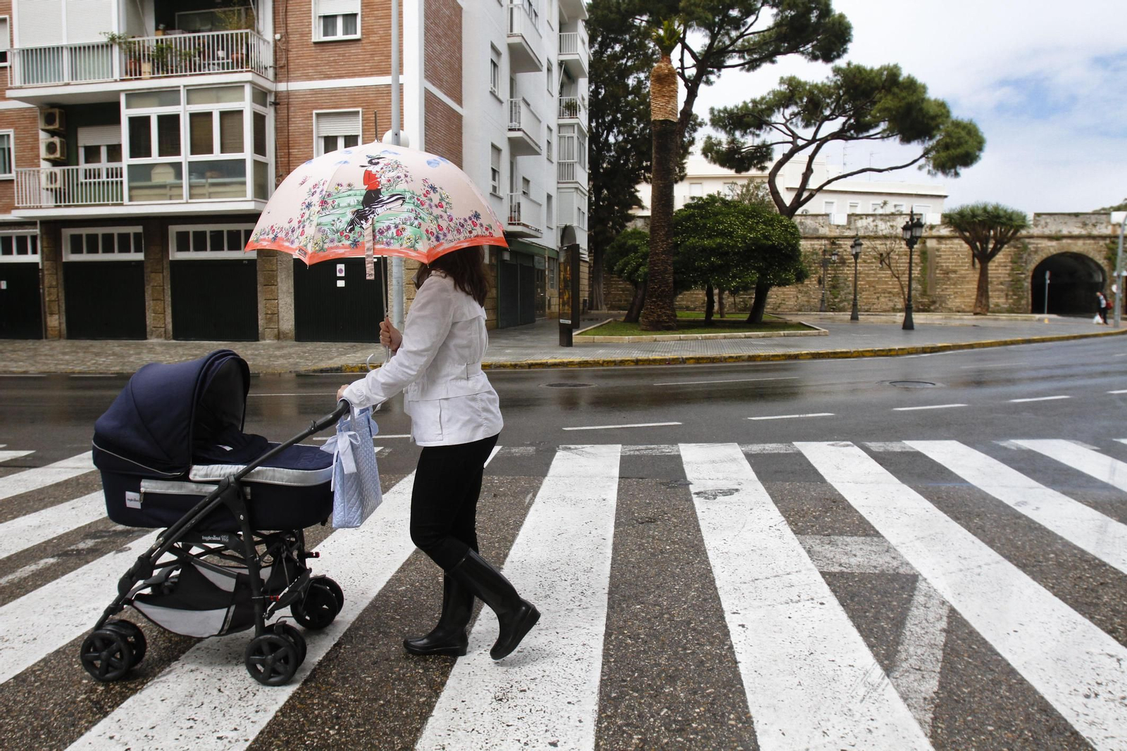 Una mujer pasea un carrito de bebé.