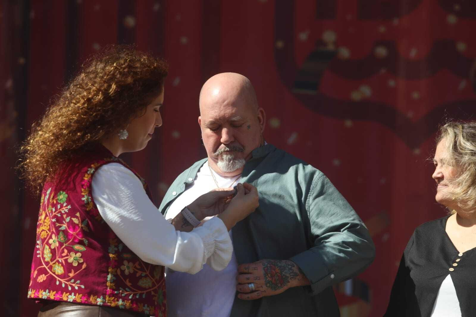 Imágenes de las entrega de insignias de las peñas del Carnaval de San Fernando.