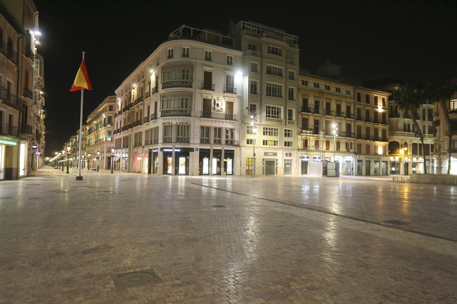 El coronavirus dibuja una noche desierta en el centro de Málaga, en fotos