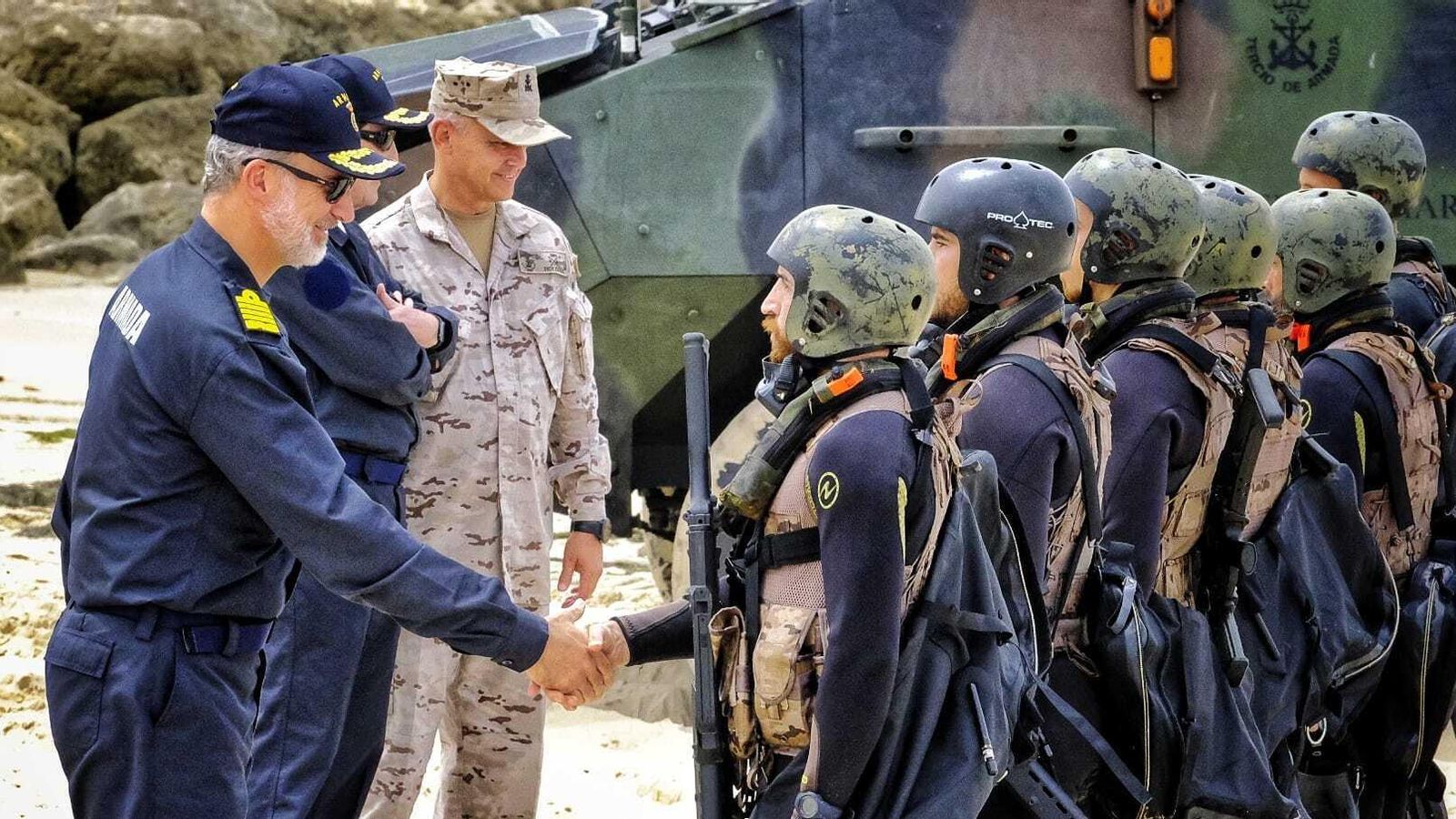 El Rey saluda a los miembros de la unidad de reconocimiento.