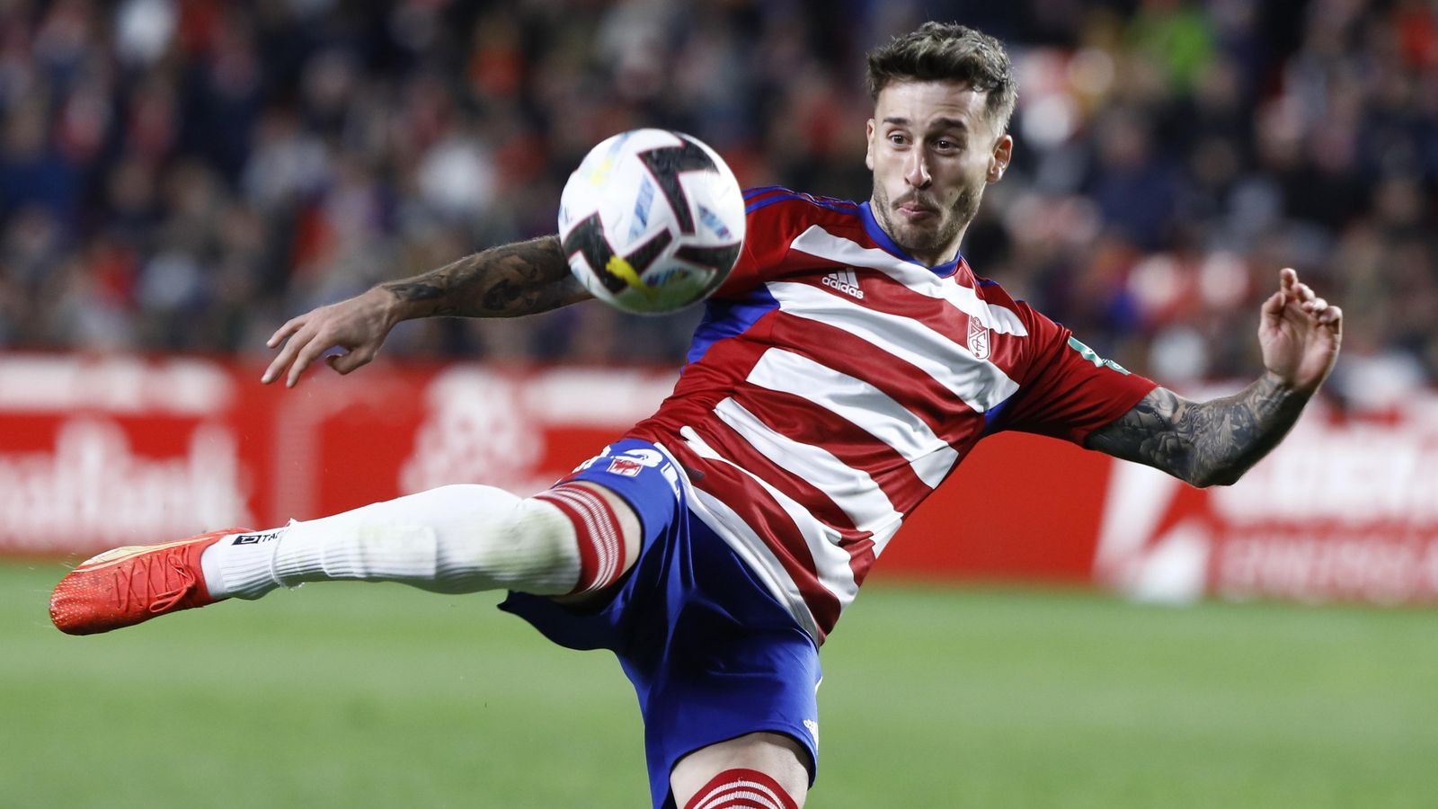 Ricard a punto de golpear en el duelo ante el Albacete.