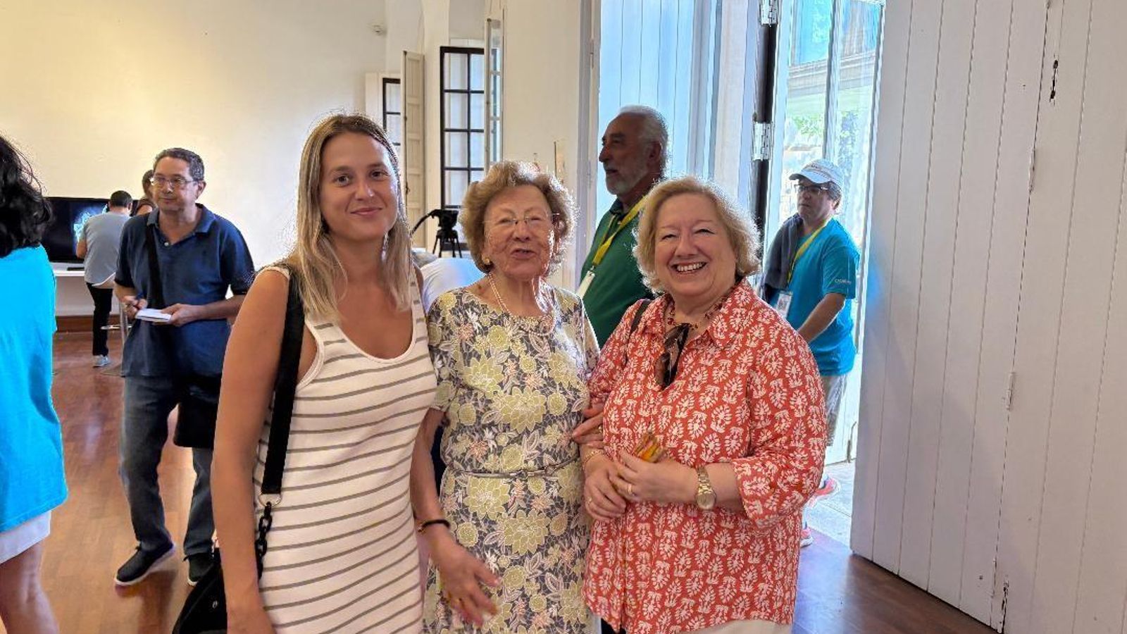 María Búa, Carmen Gómez y Conchita Guilloto estuvieron presentes durante la inauguración.