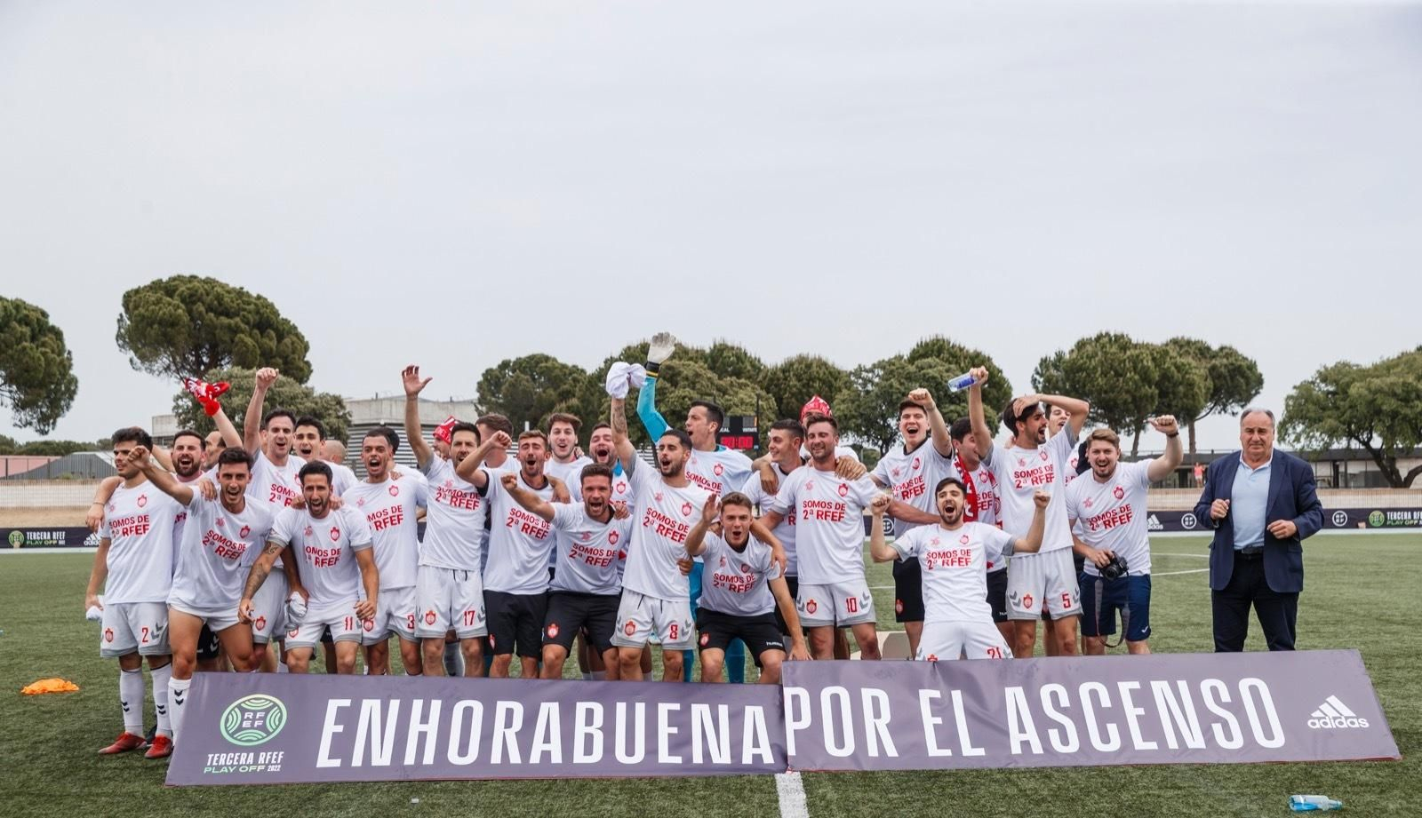 Los jugadores del Utrera celebran el ascenso a Segunda RFEF.