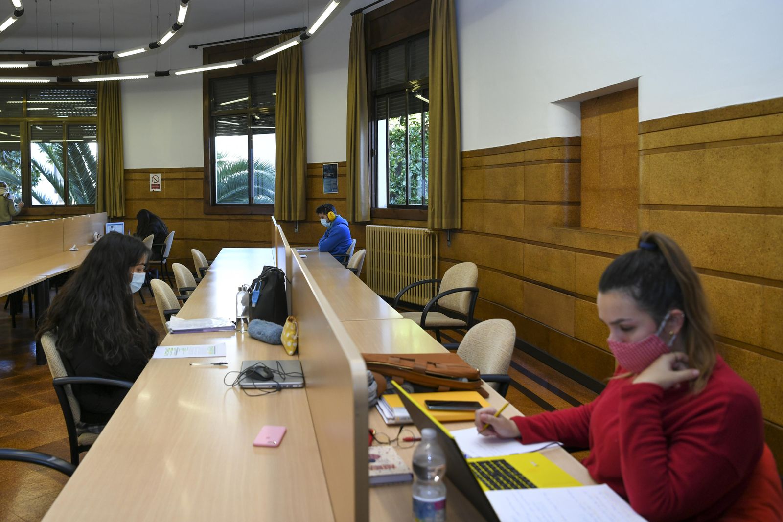 Estudiantes en una de las salas del V Centenario.