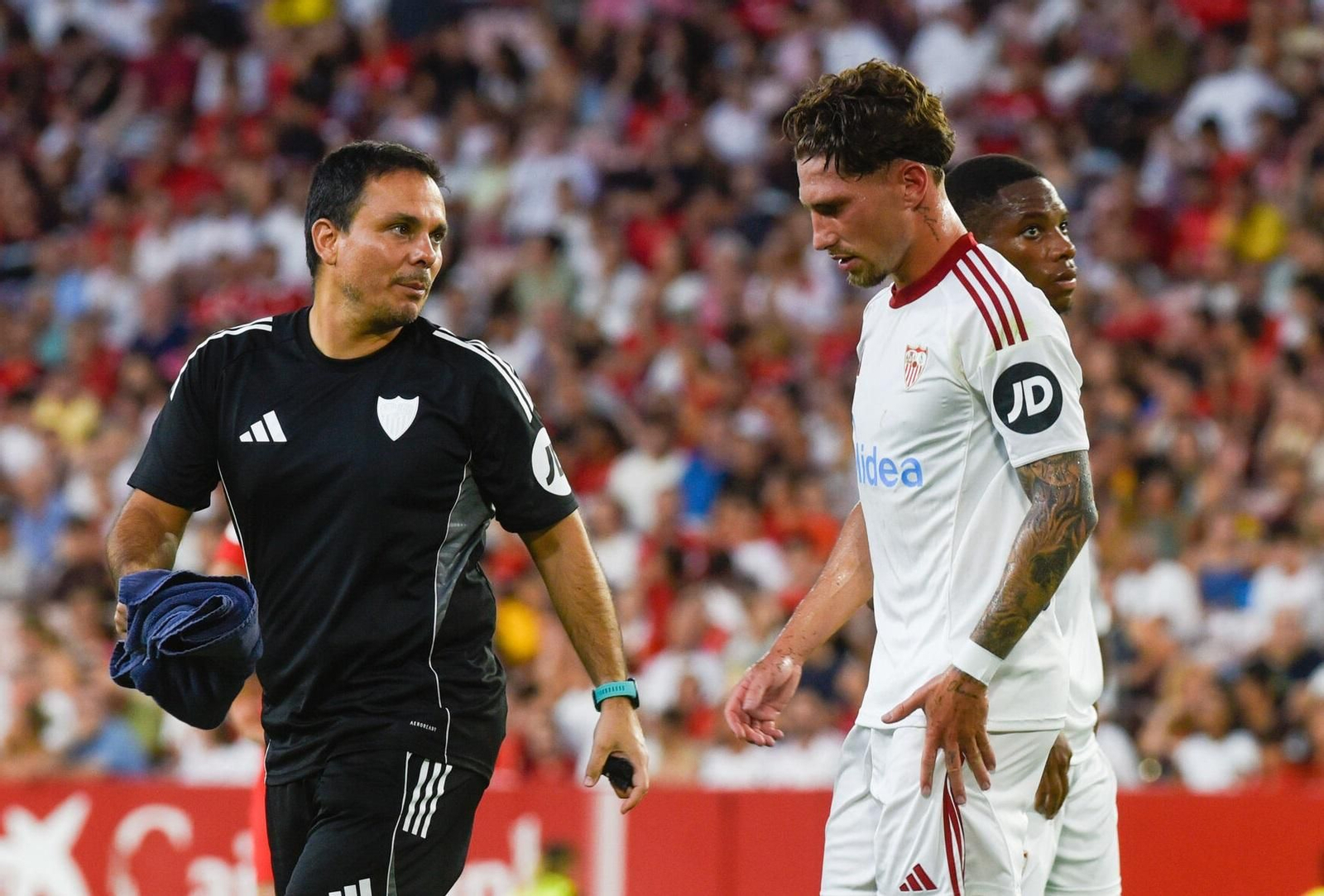José Ángel Carmona se retira del campo el lunes tras provocar un penalti ante el Al Qadsiah.
