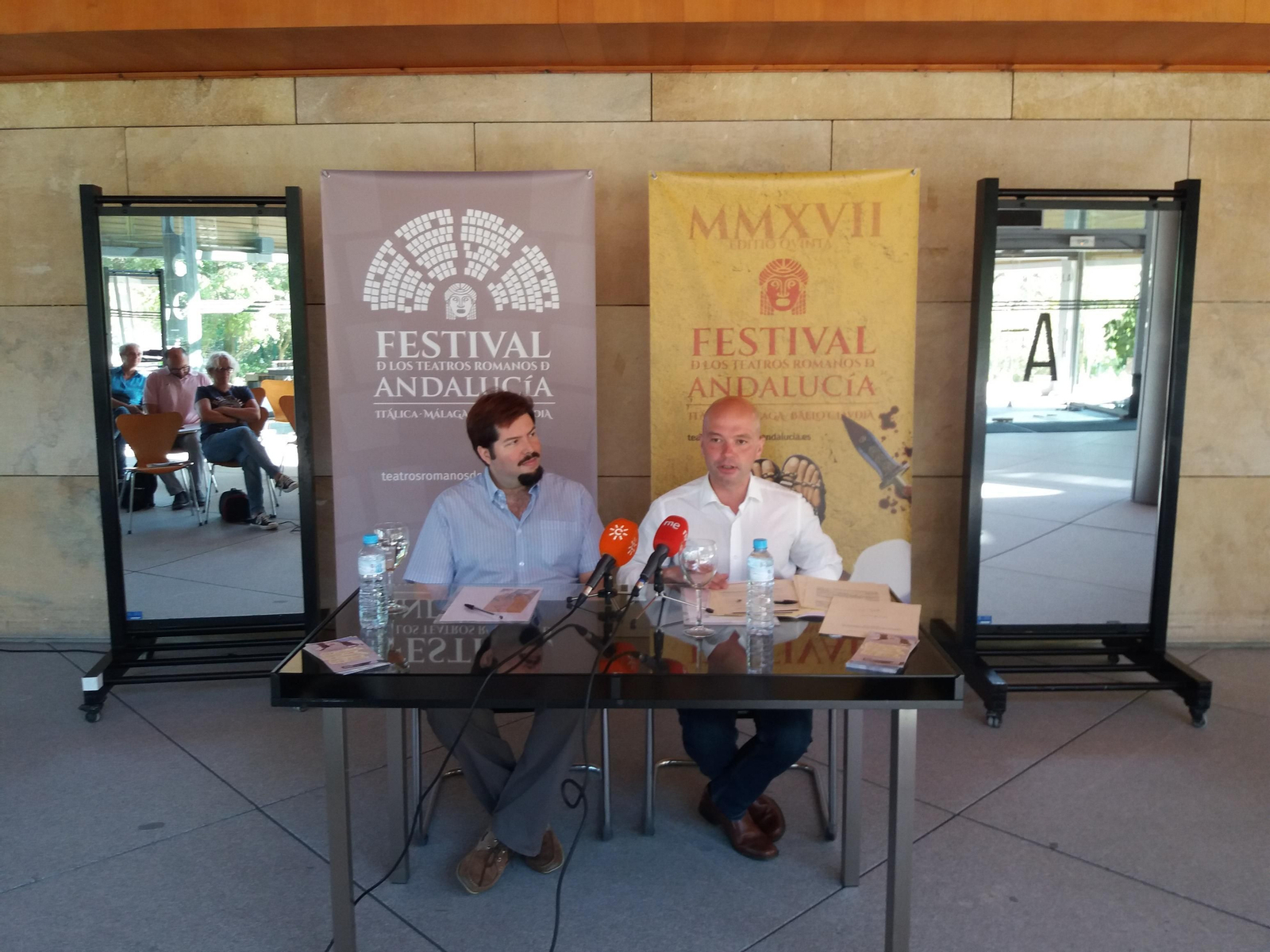 Alejandro de la Palma, director invitado de la ROSS, y José Manuel Girela, delegado territorial de Cultura, Turismo y Deporte, en la presentación del festival.
