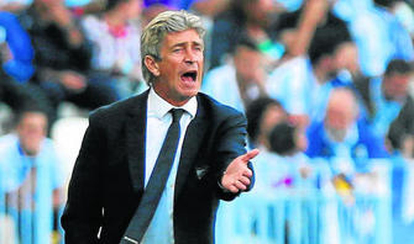 Manuel Pellegrini se dirige a uno de sus futbolistas de manera airada el pasado domingo.