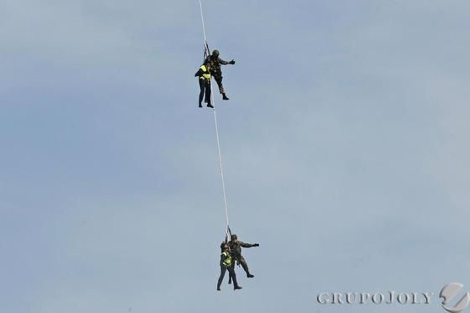 Las Fuerzas Armadas realizan una operación anfibia en El Retín para mostrar su capacidad de evacuación de ciudadanos en zonas de conflicto.

Foto: Fito Carreto