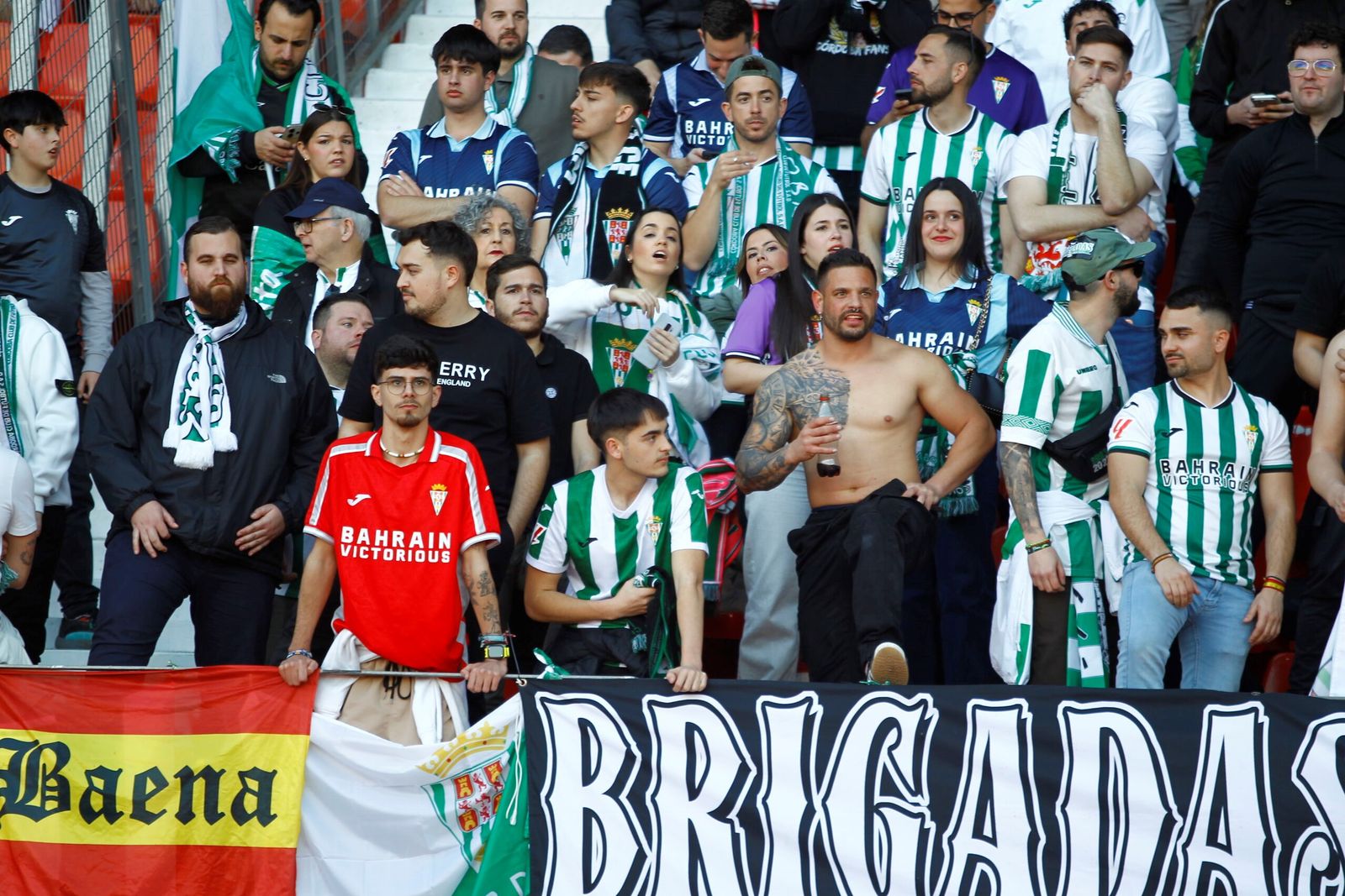 El Córdoba CF nunca camina solo: las fotos de la afición blanquiverde en Almería