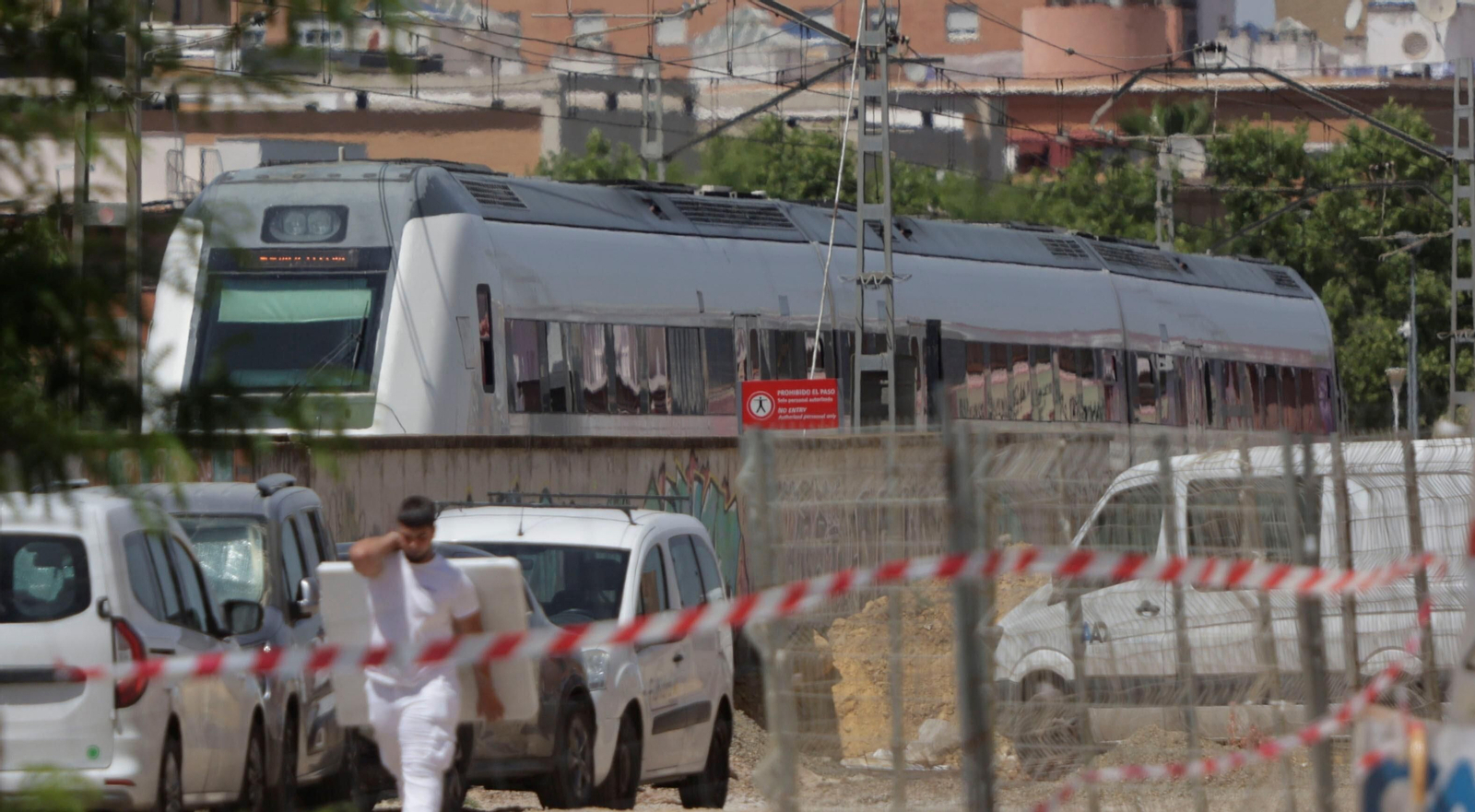Un Cercanias en las proximidades del Virgen del Rocío.