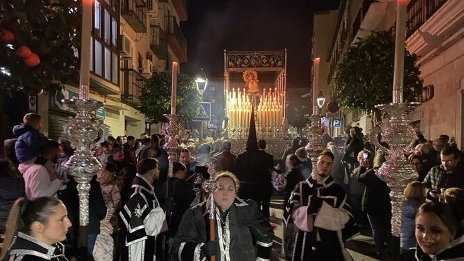 La Virgen de los Dolores de San Juan acompañada de sus ciriales La Virgen de los Dolores de San Juan acompañada de sus ciriales