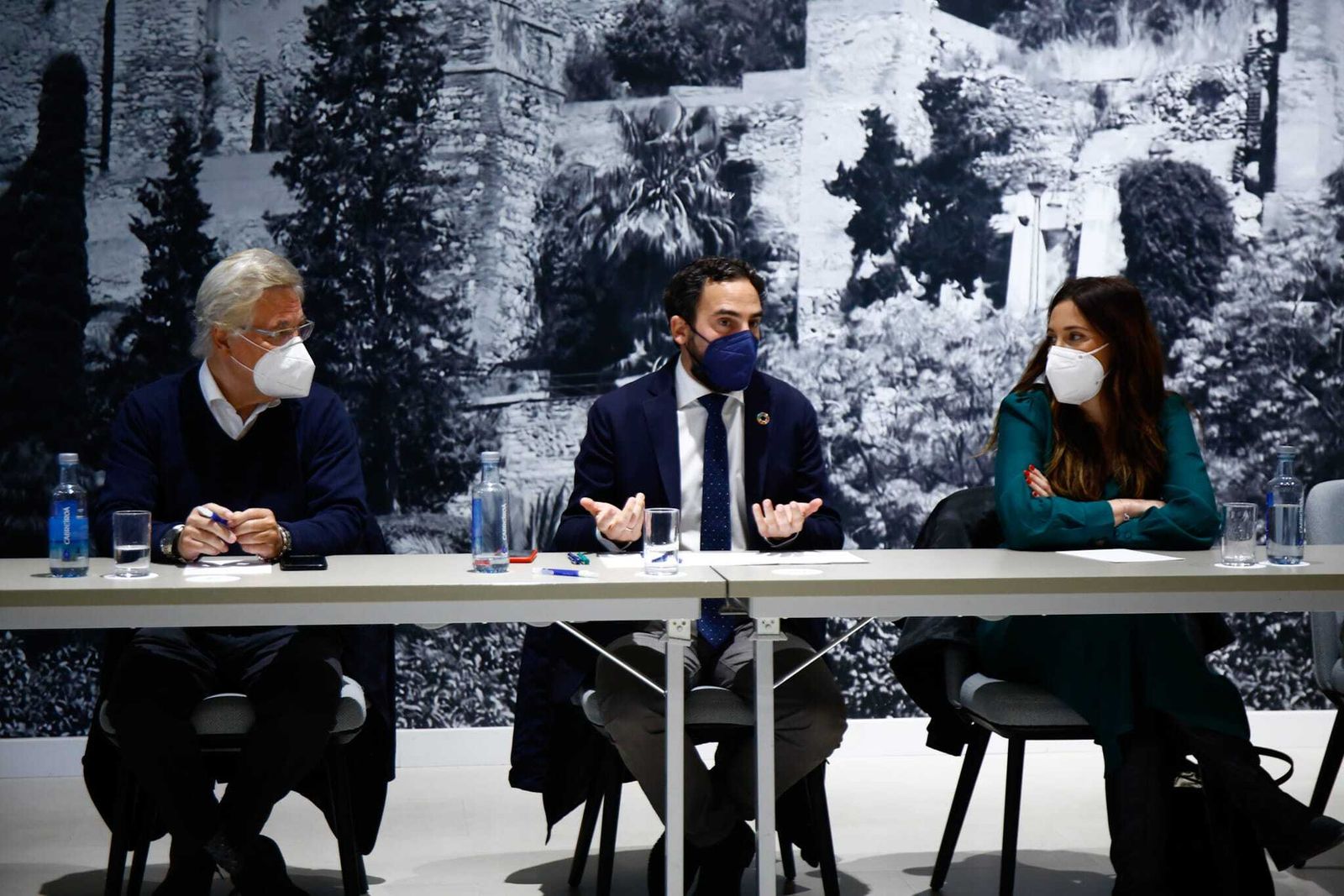 Dani Pérez, en el centro, en la reunión previa al desayuno informativo en Málaga.