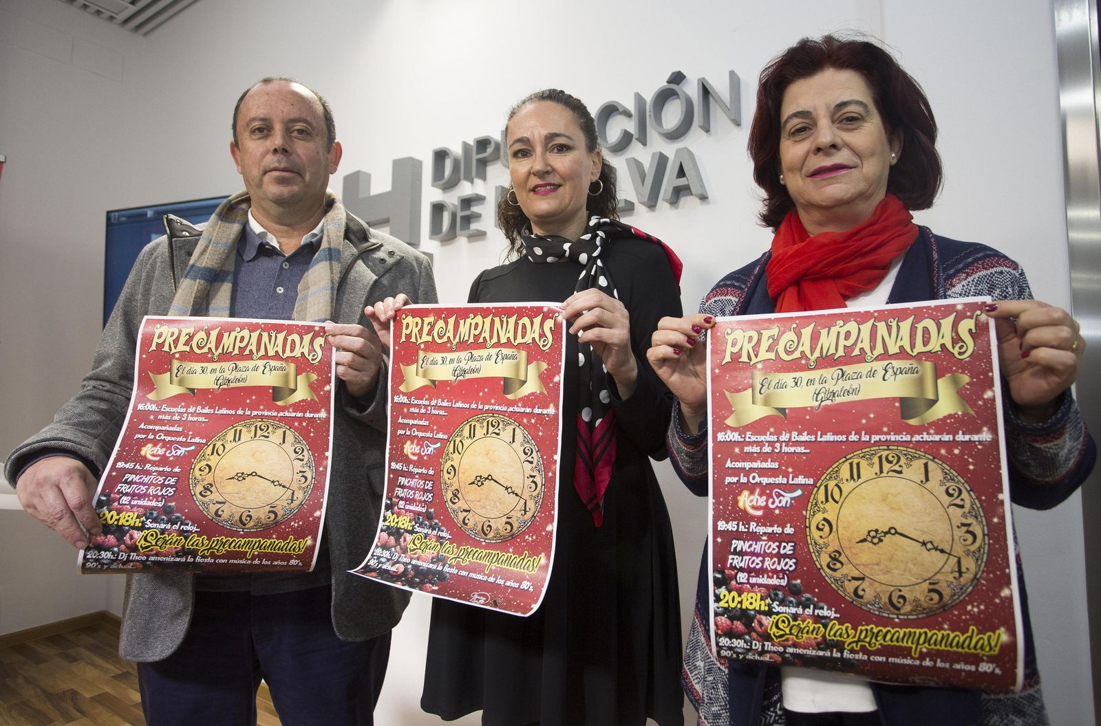 José Luis Moreno, Lourdes Martín y María del Carmen Castilla sostienen el cartel anunciador.