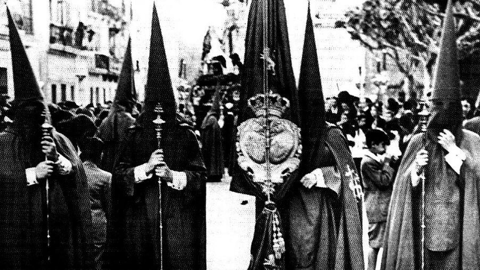 Imagen antigua de la Hermandad de la Quinta Angustia donde se ve su estandarte.