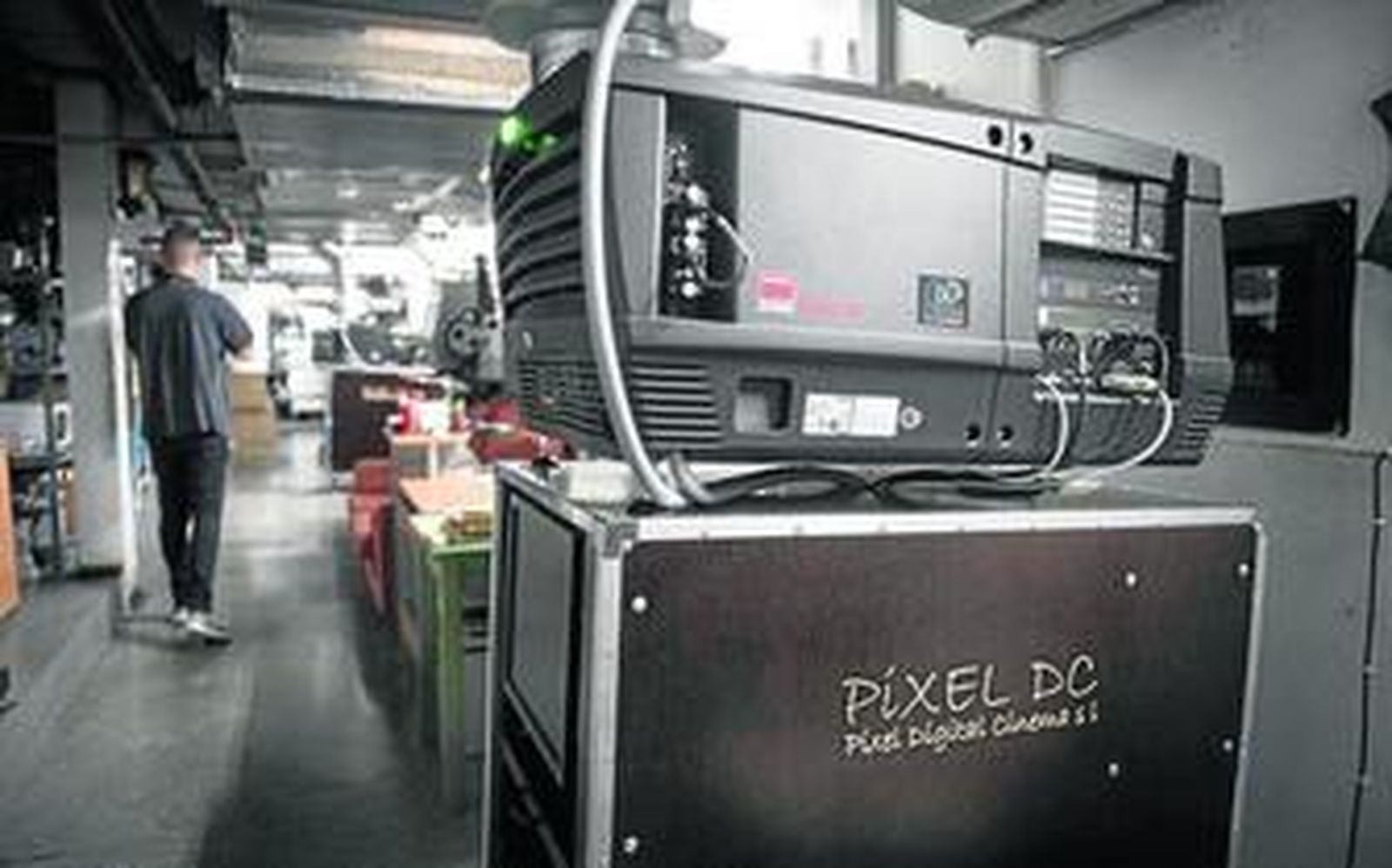Uno de los nuevos proyectores digitales en la cabina de los multicines.