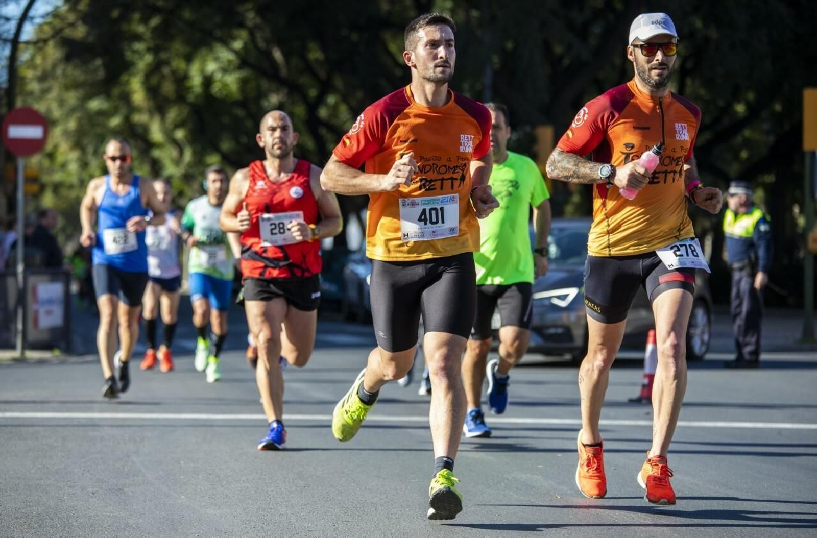 La carrera dio colorido a las calles de Huelva y contó con una notable participación.