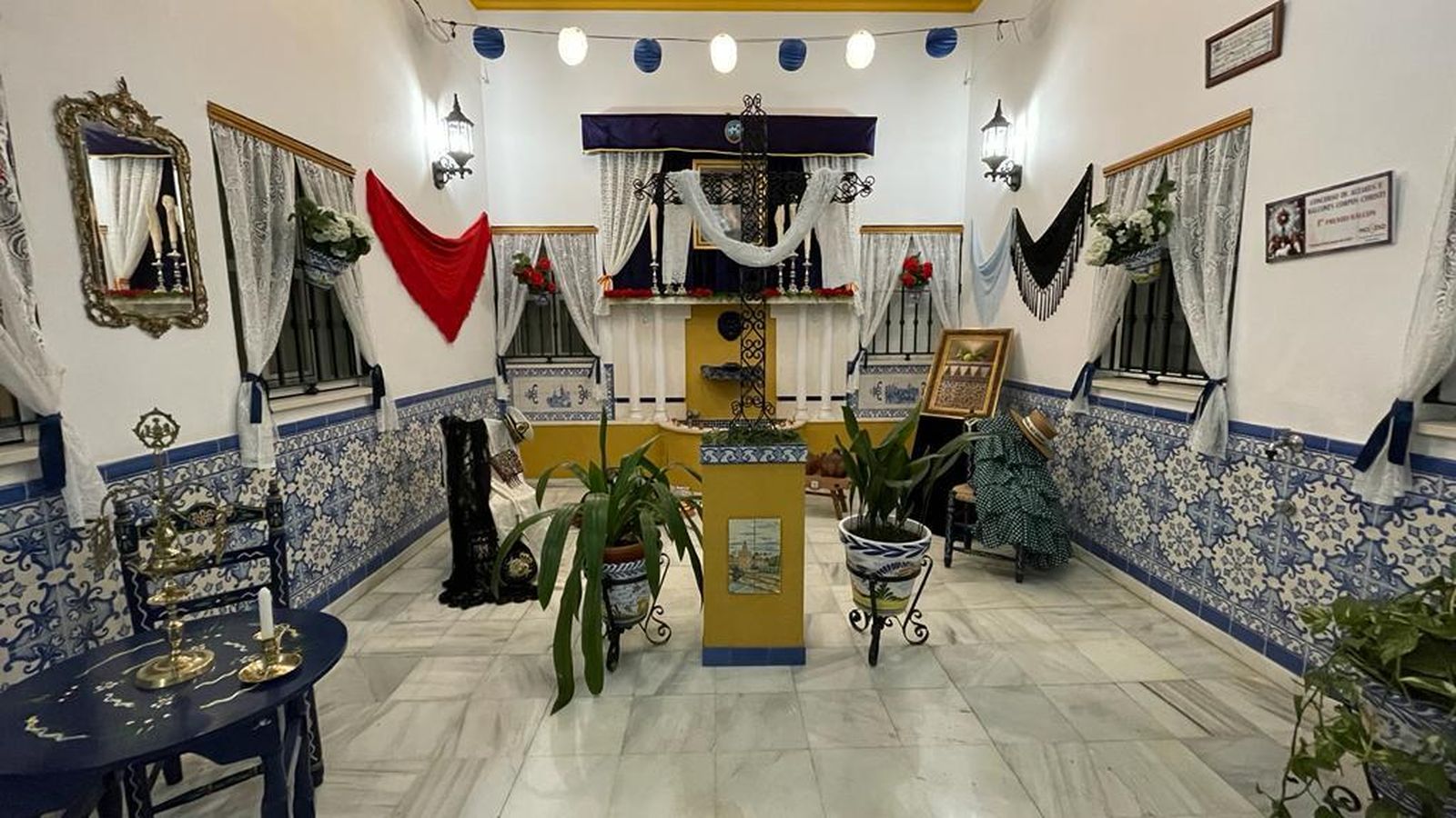 Patio de vecinos preparado para el mes de mayo