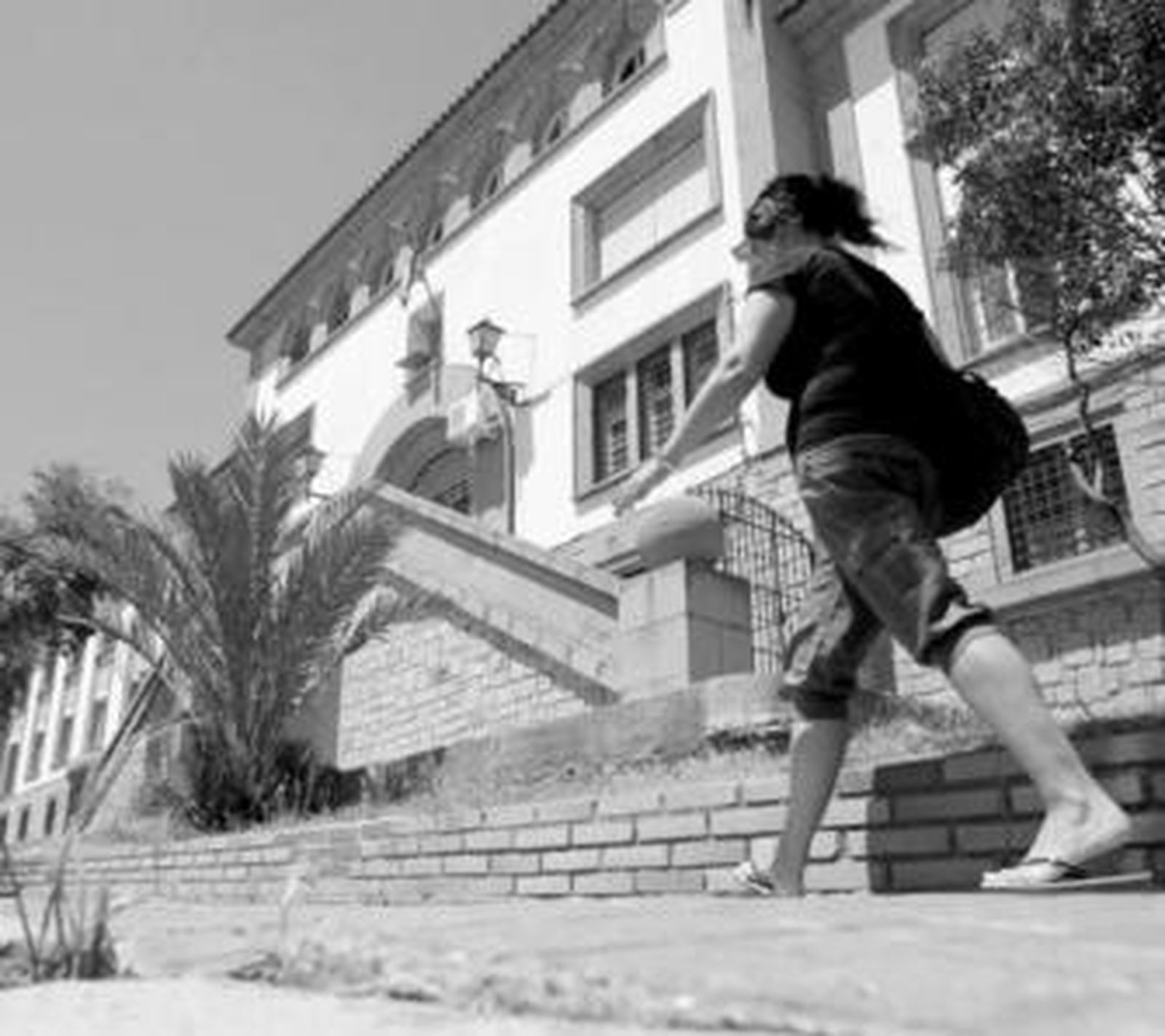 Una mujer pasa por delante del CIE de La Piñera.