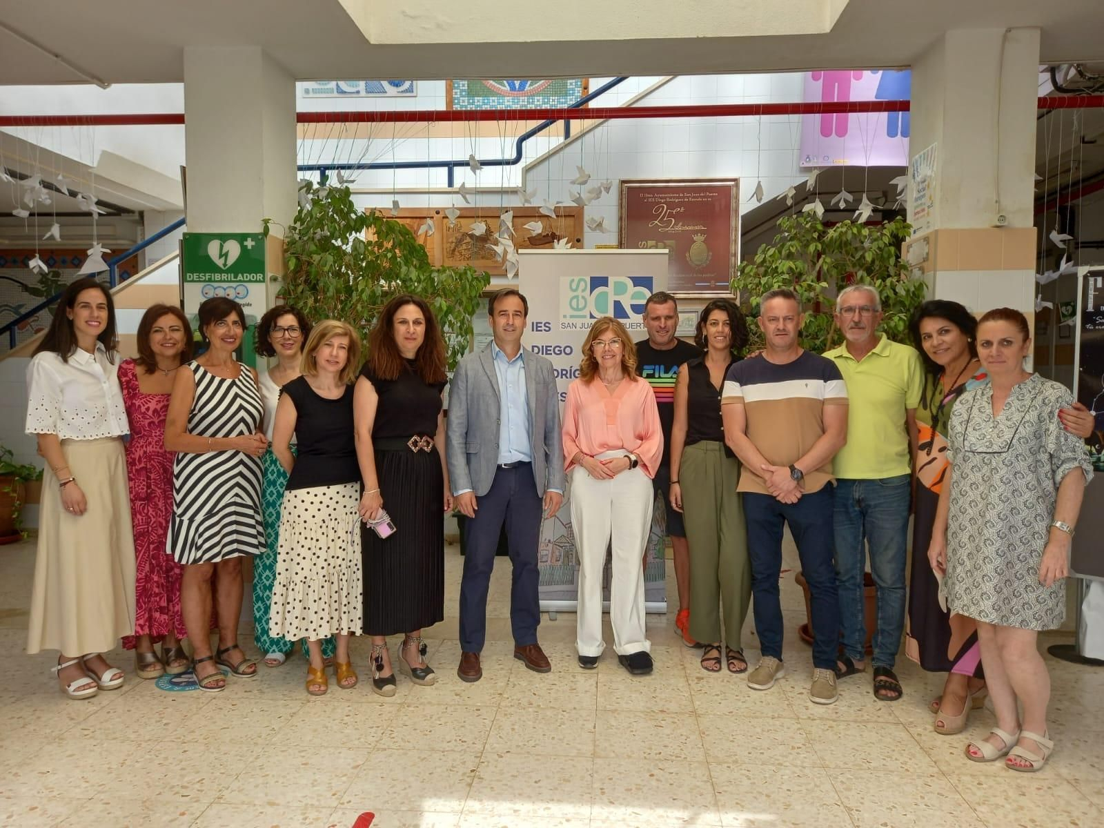 El delegado territorial de Desarrollo Educativo y FP, Carlos Soriano, en su visita al IES Diego Rodríguez Estrada de San Juan del Puerto y el IES La Palma de La Palma del Condado.