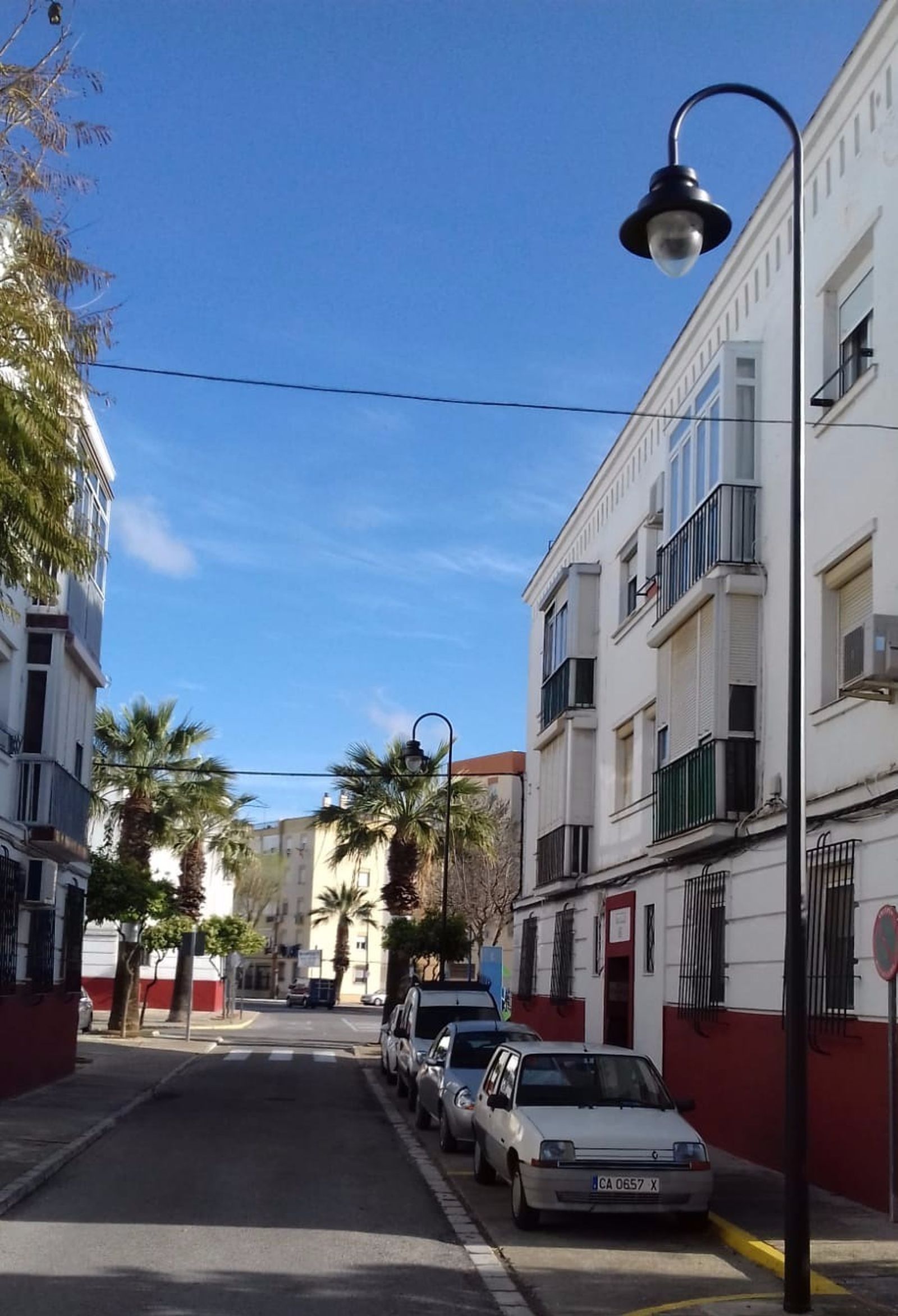 Farolas pintadas en la barriada Bazán.
