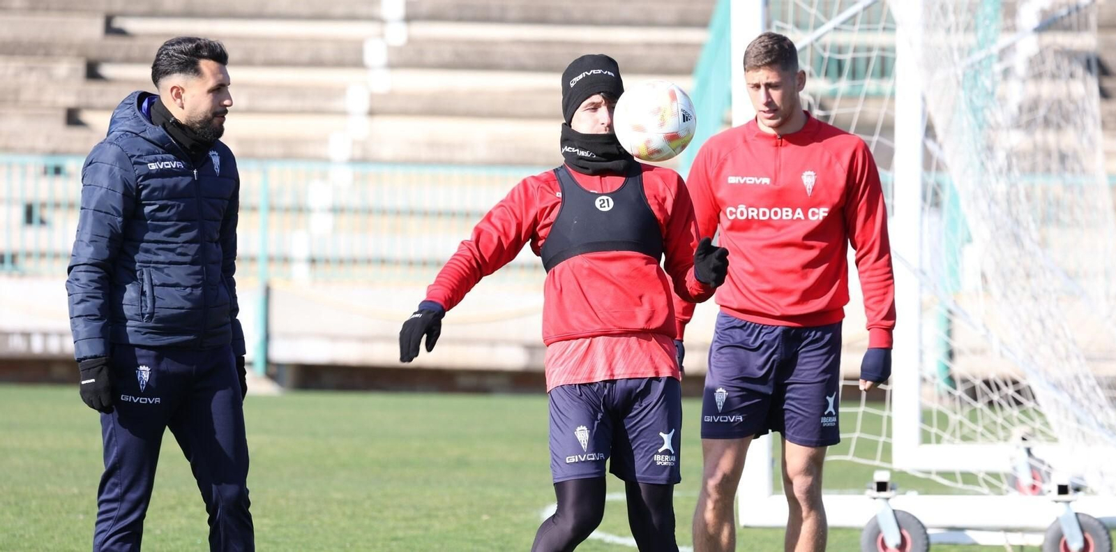 Javi Flores controla el balón en el último entrenamiento del Córdoba CF antes de viajar a Talavera.
