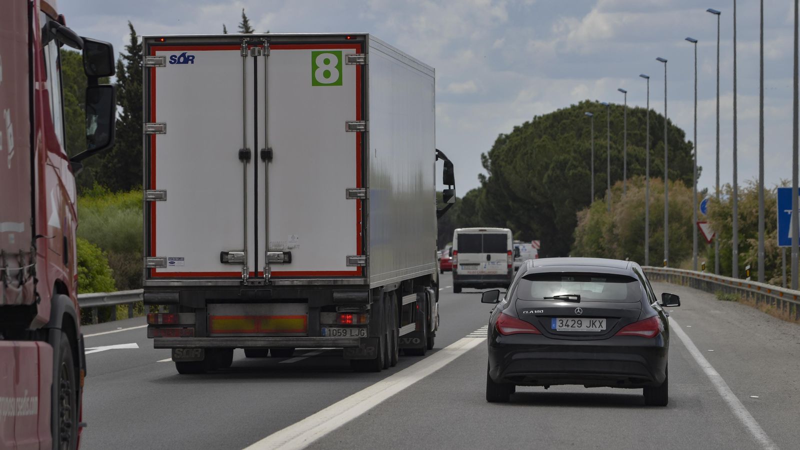 Turismos y camiones en la AP-4 en dirección a Cádiz.