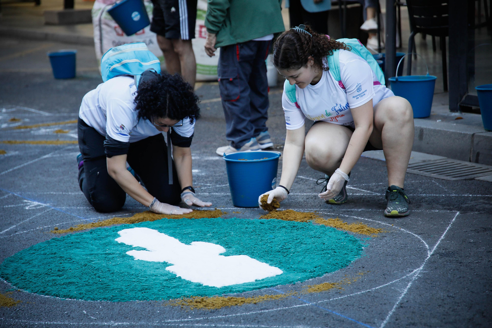 Así es la alfombra de serrín de 60 metros en el Paseo de Almería, en imágenes.