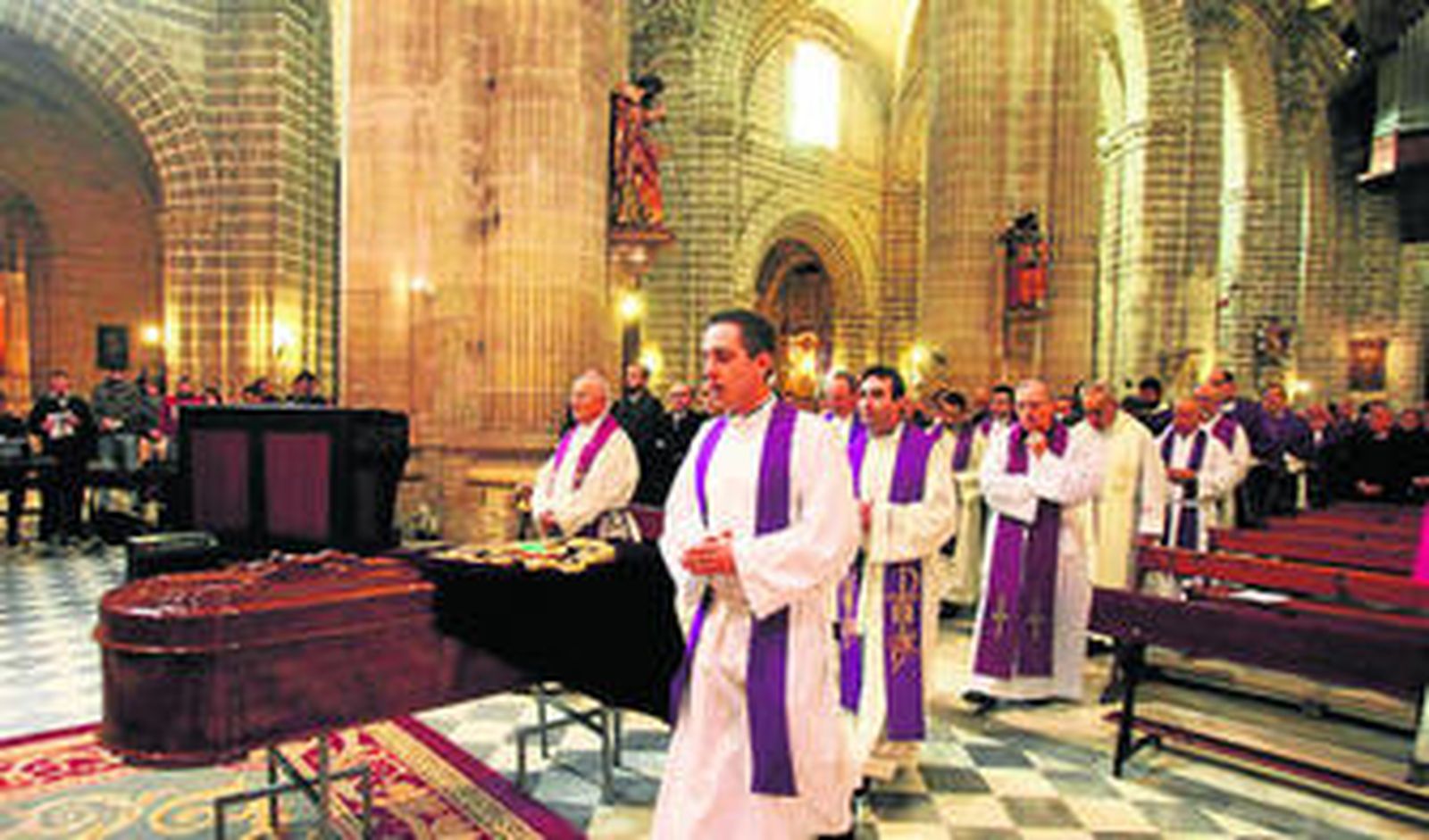 Sacerdotes diocesanos pasan ante el féretro con los restos de Francisco González Cornejo.