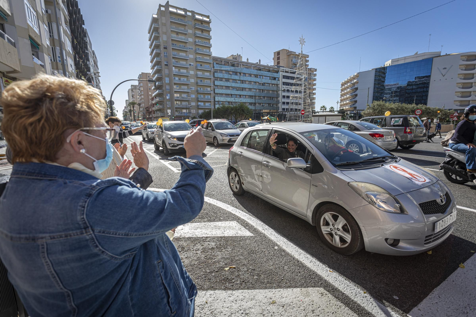 Imágenes de la caravana de coches en Cádiz contra la Ley Celaá