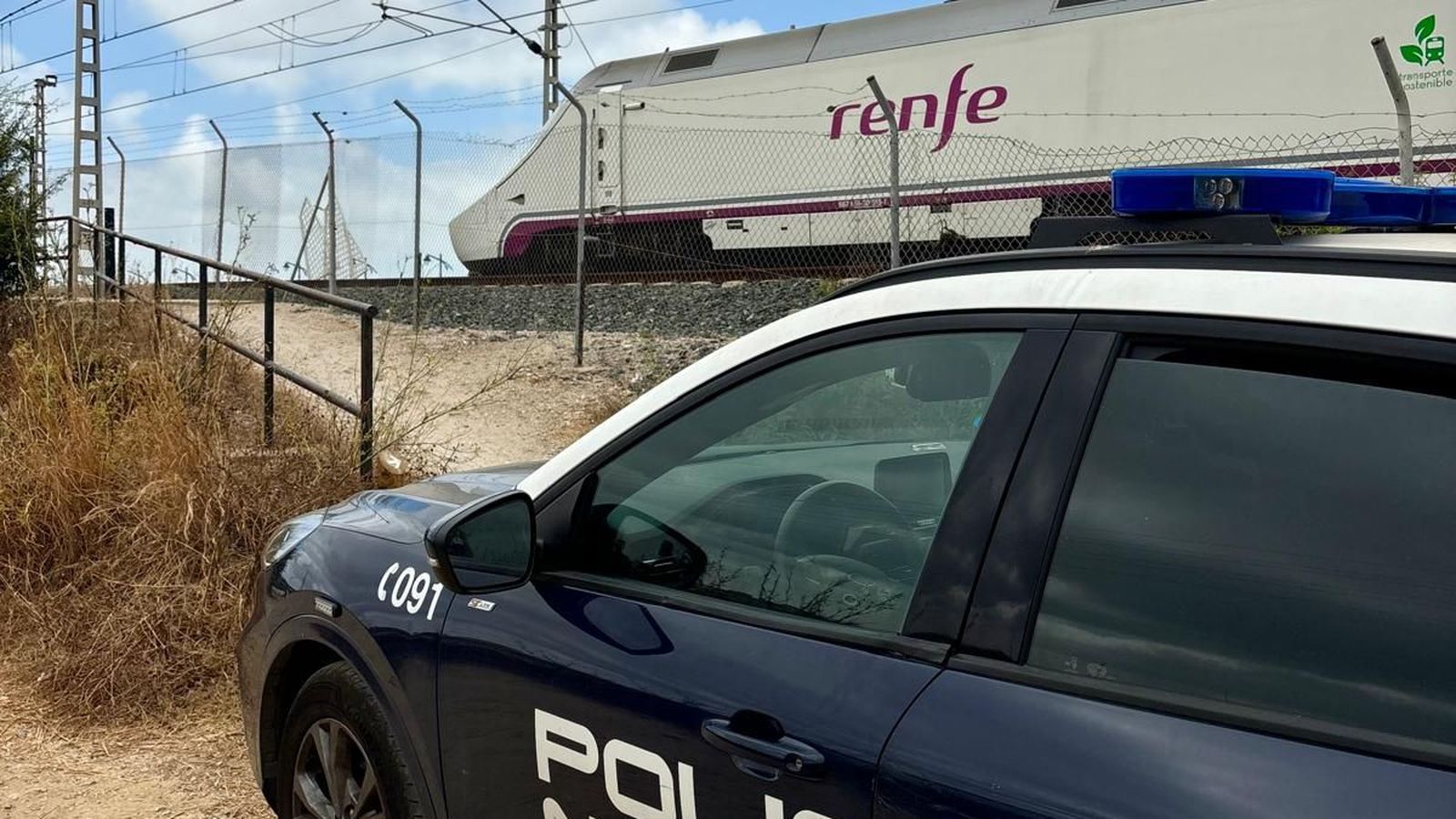 La Policía Nacional, durante la intervervención humanitaria en la línea de ferrocarril.