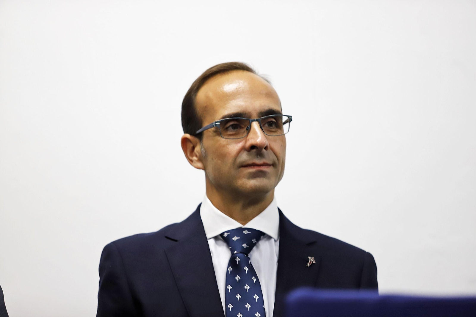 Imágenes del acto de presentación del cartelista, el pregonero y el titular del Vía Crucis de la Semana de Huelva 2024.