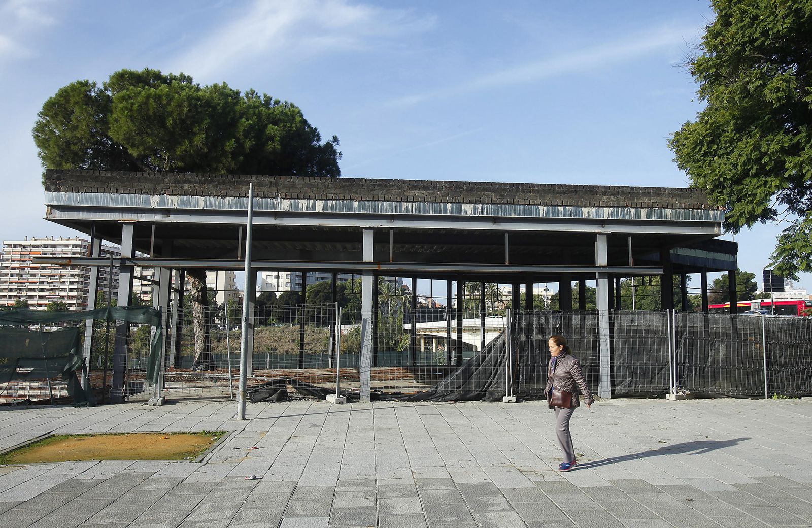 El esqueleto de la construcción, en la esquina de la Palmera con el puente de Los Remedios.