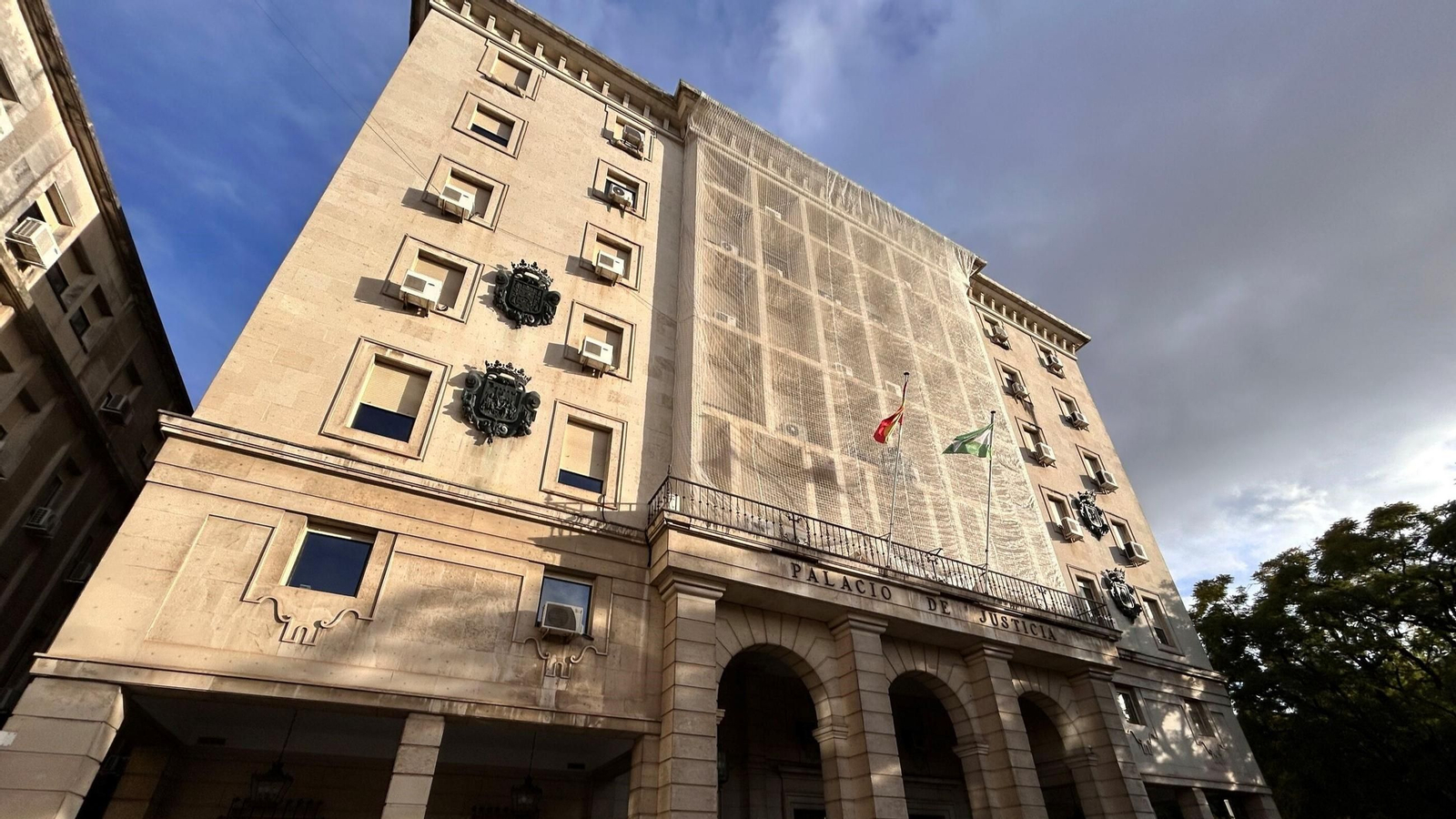 La fachada principal de la Audiencia de Sevilla ya está cubierta con una red de seguridad.