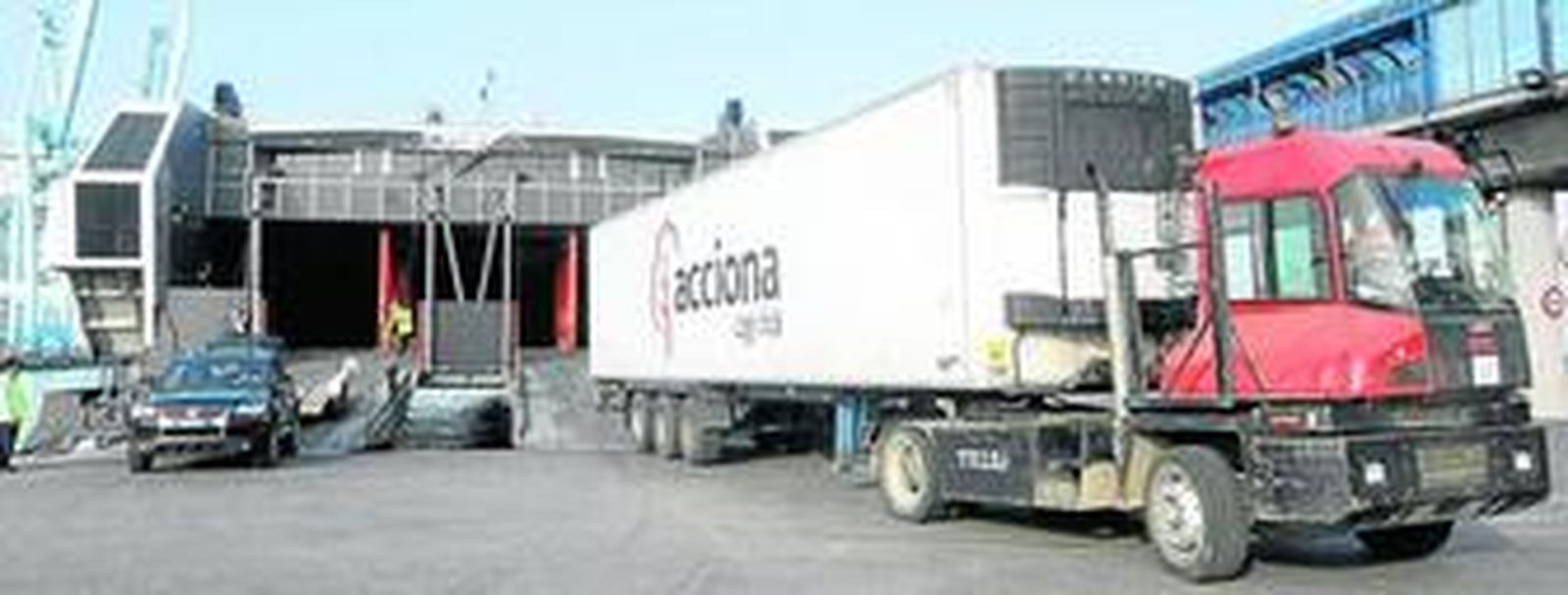 Un contenedor de Acciona sale de un barco de la compañía en el puerto de Algeciras.