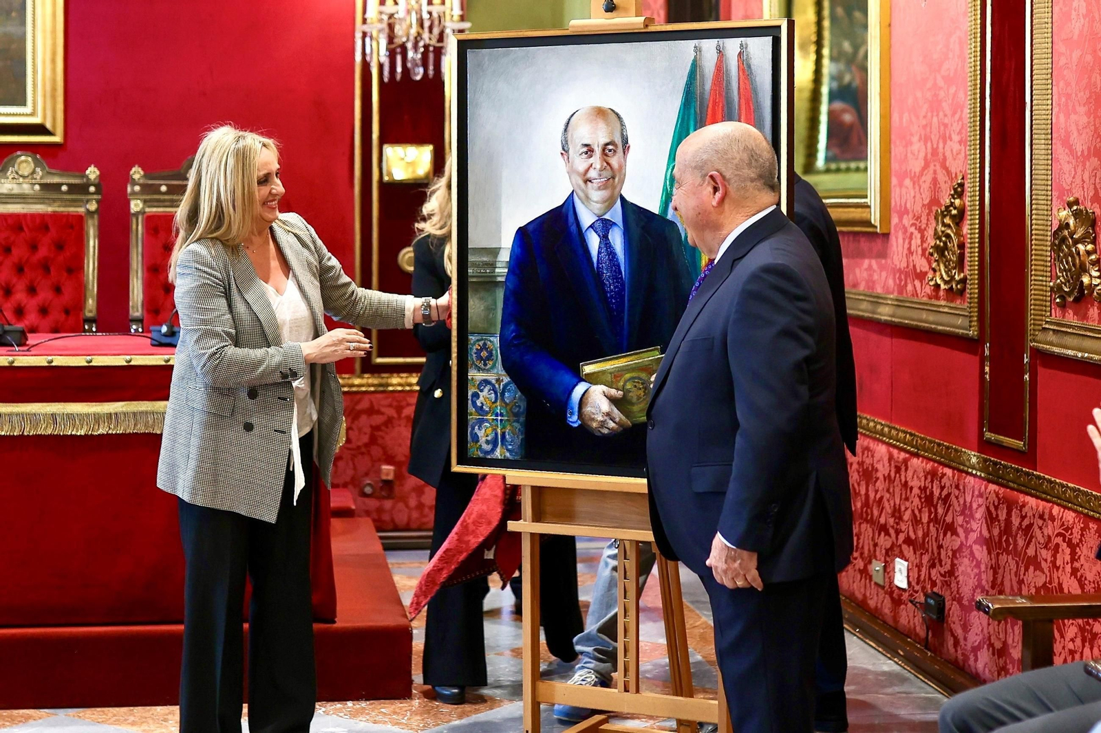 El retrato de Torres Hurtado ya luce en el Ayuntamiento de Granada: todas las imágenes