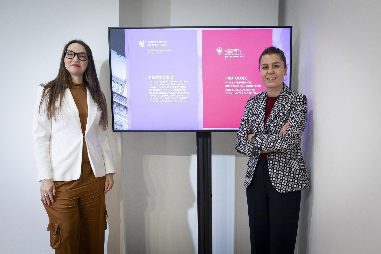Mar Venegas y Virgina Aparicio, en la presentación del nuevo protocolo de la Universidad de Granada