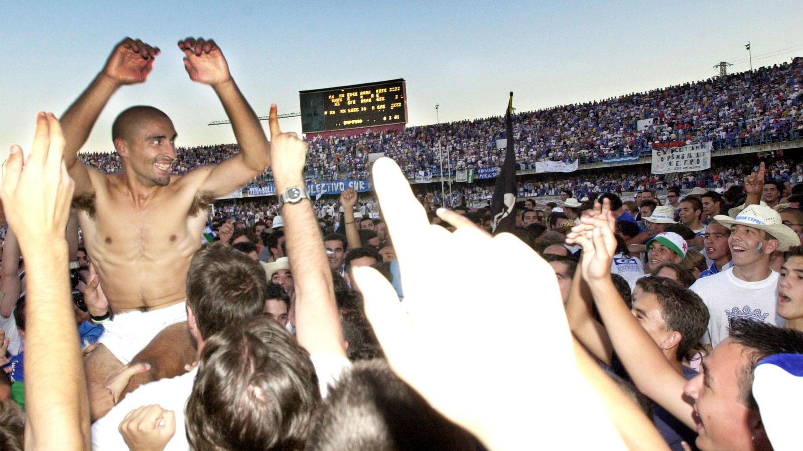 Jesule, llevado por los aficionados en 'papahuevo' tras el ascenso contra el Toledo.
