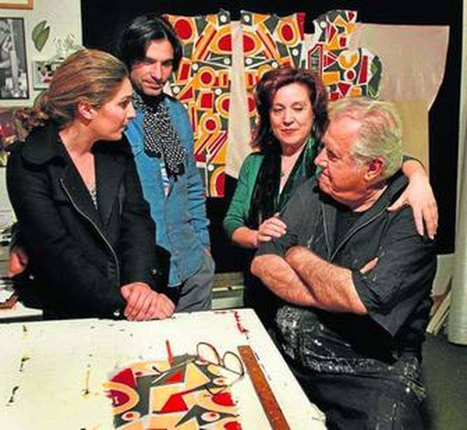 Morente, Conde, Reguero y Chicano, anoche, en el taller del pintor, junto a las piezas del traje.