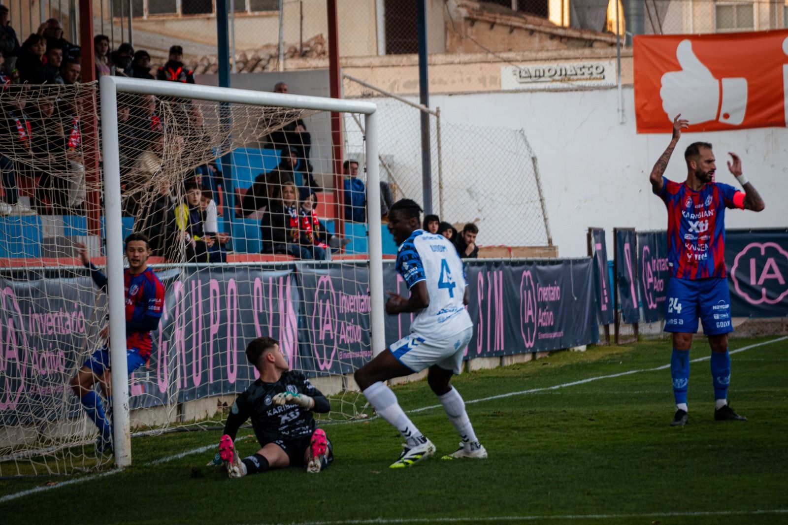 El colegiado auló un gol a Udom en la primera parte.