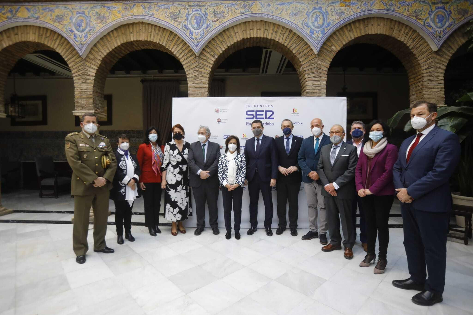 La ministra de Defensa, Margarita Robles, en el centro, con representantes institucionales. La ministra de Defensa, Margarita Robles, en el centro, con representantes institucionales.