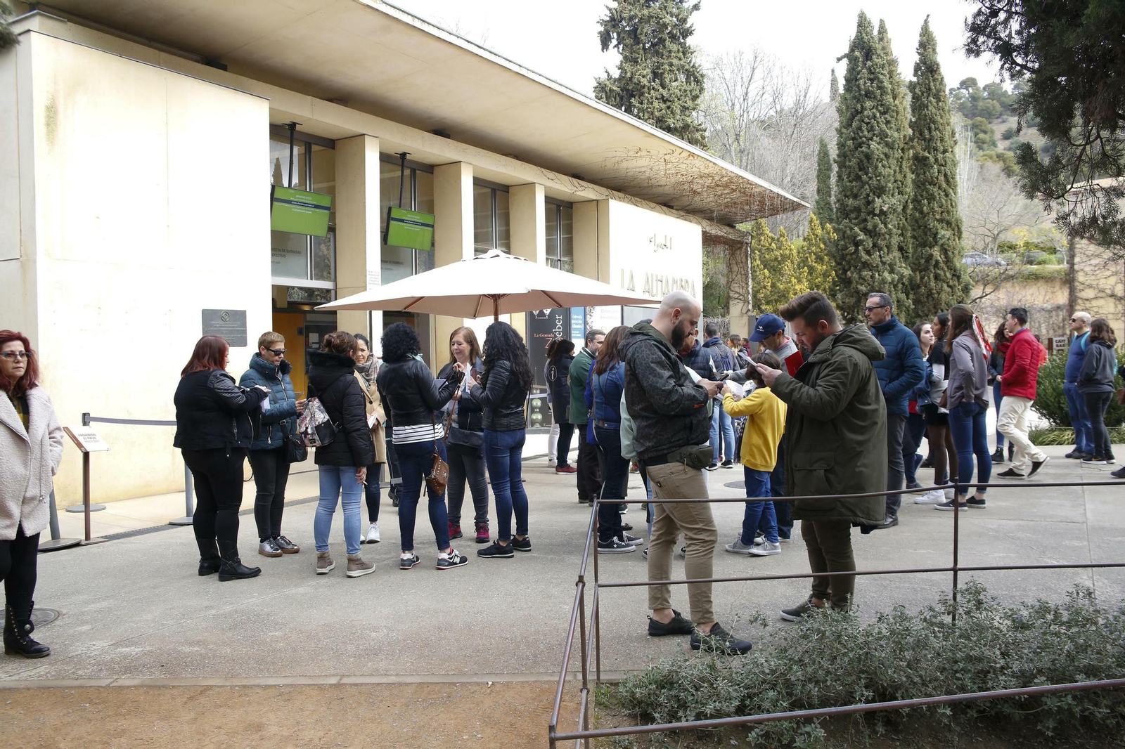 La entrada a la Alhambra llena de gente
