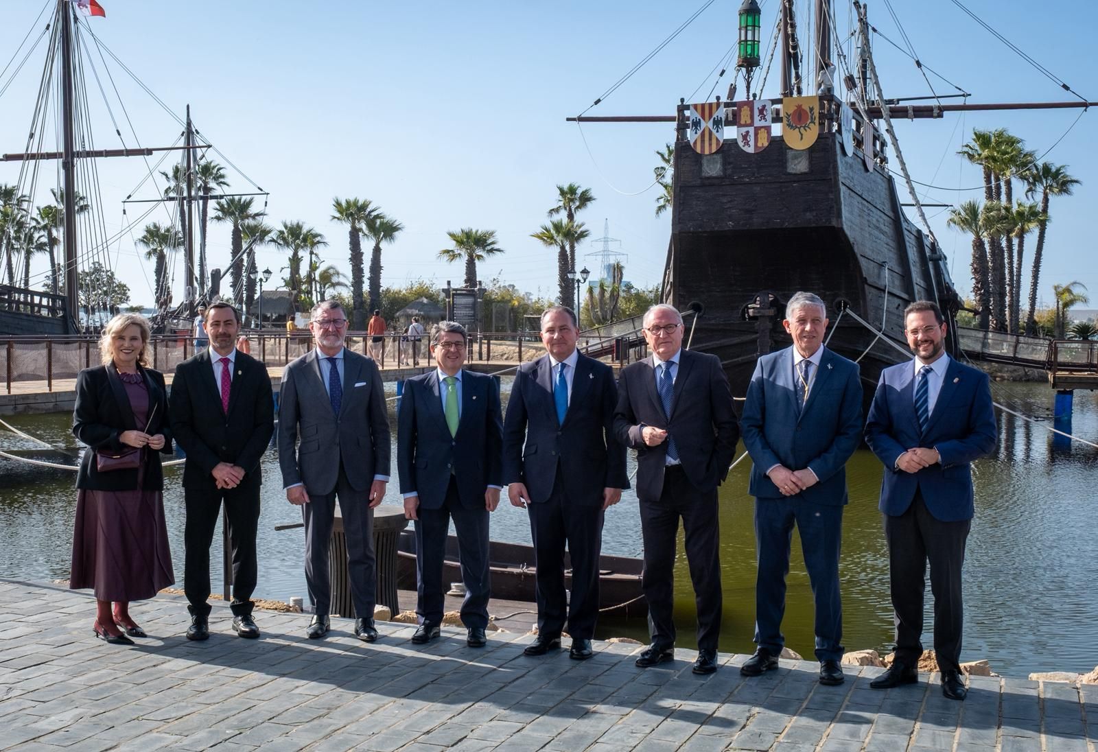 El presidente provincial, David Toscano, tras recibir en Huelva a una delegación de la Comisión de Asuntos Iberoamericanos del Senado, encabezada por su presidente, Juan José Matarí.