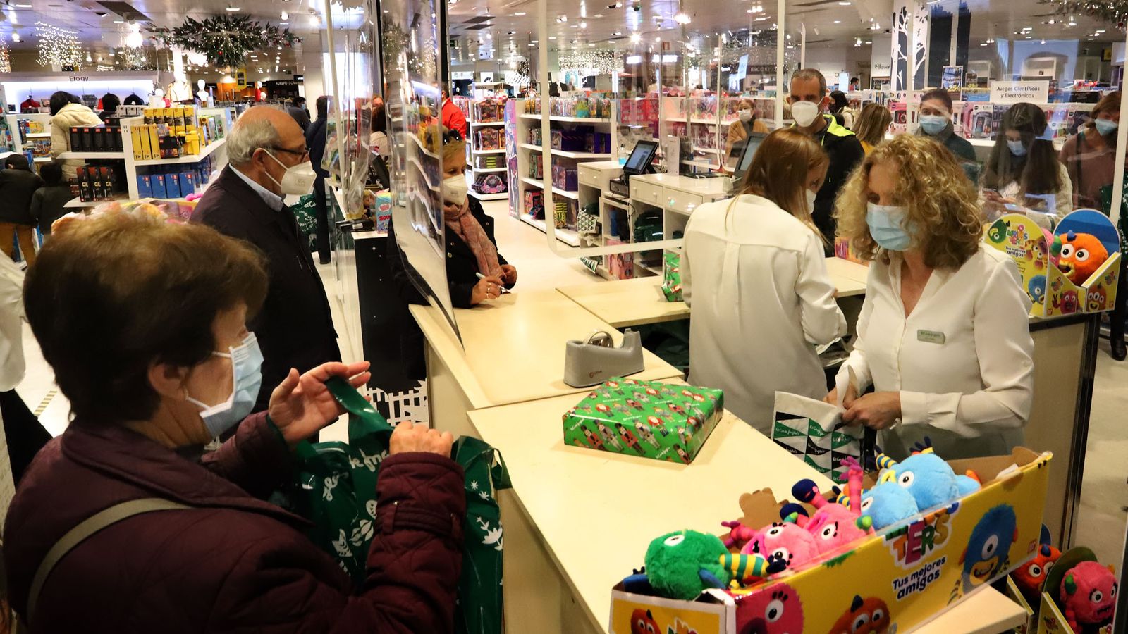 Empaquetado de regalos en El Corte Inglés.