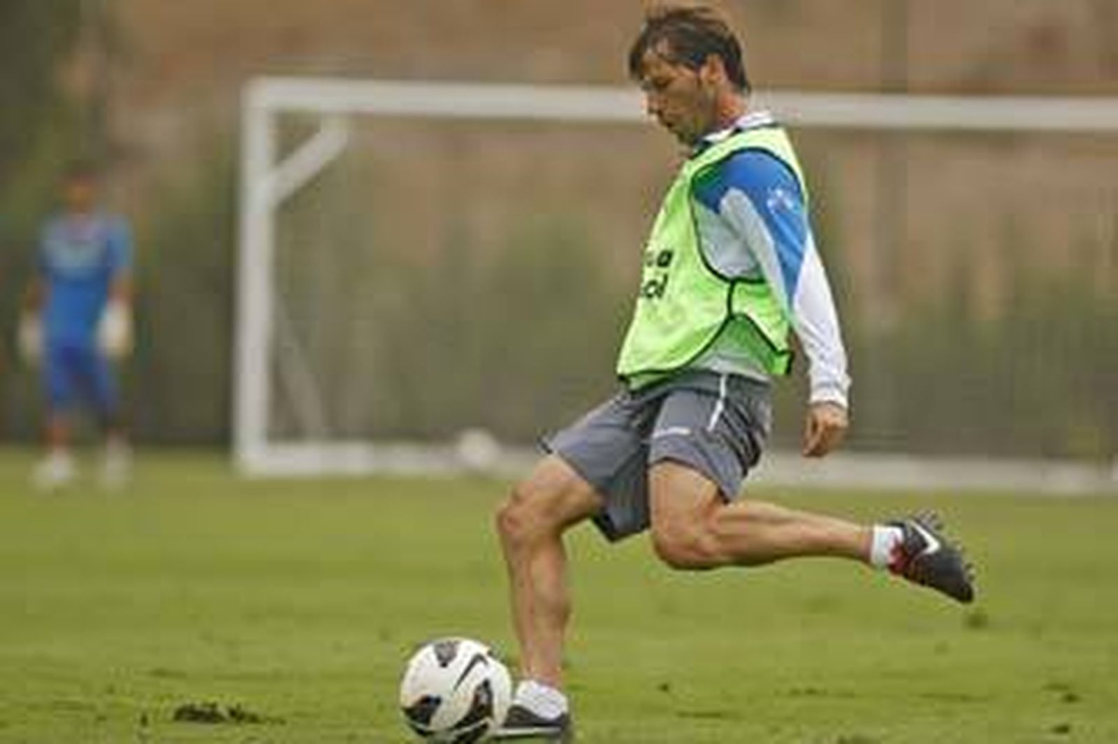 En la imagen, el jerezano Jesús Mendoza se dispone a golpear un balón en un entrenamiento en el Anexo de Chapín.